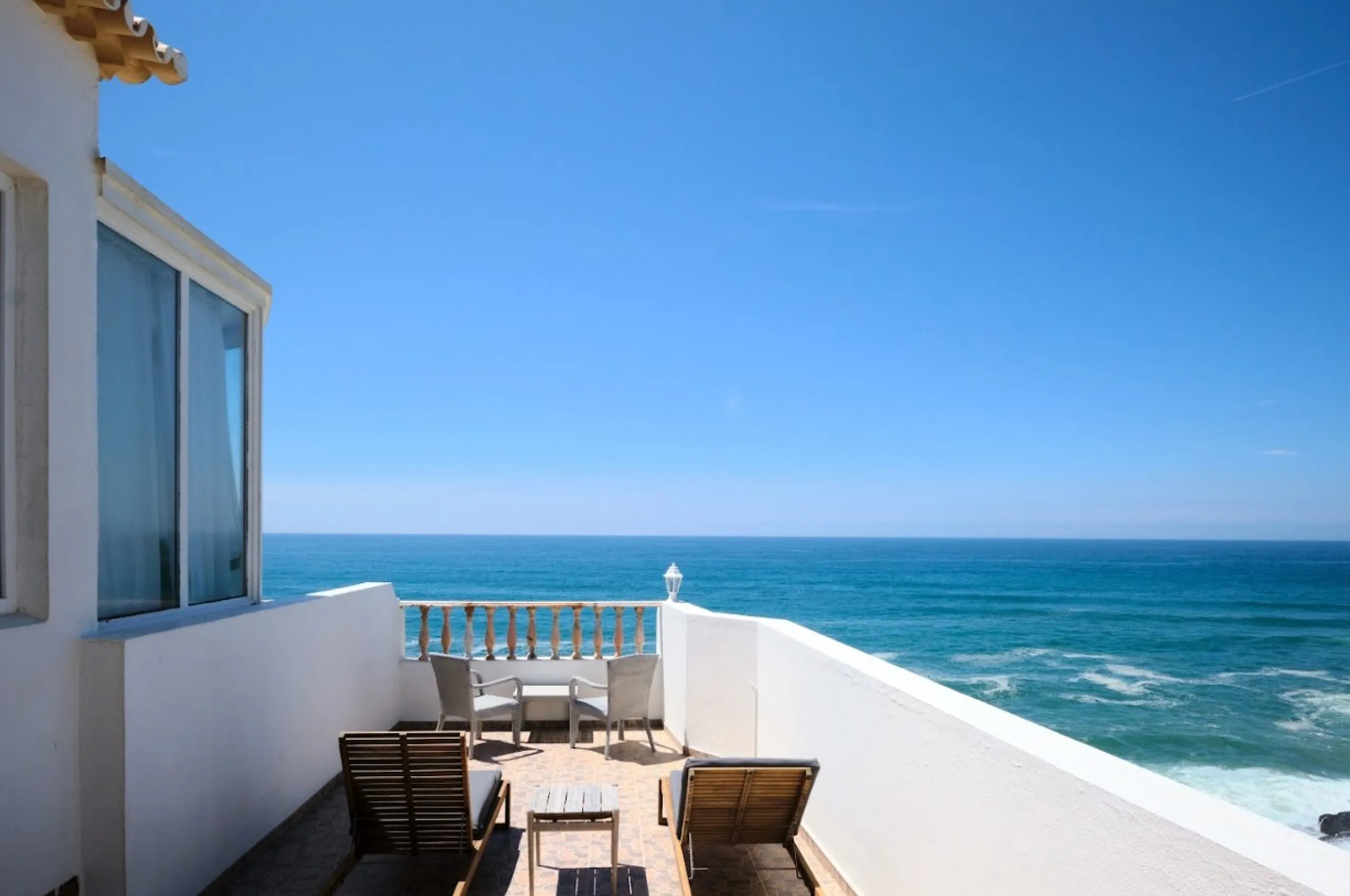 Invigorating Cliffside Villa with Majestic Atlantic Ocean Views — photograph 5