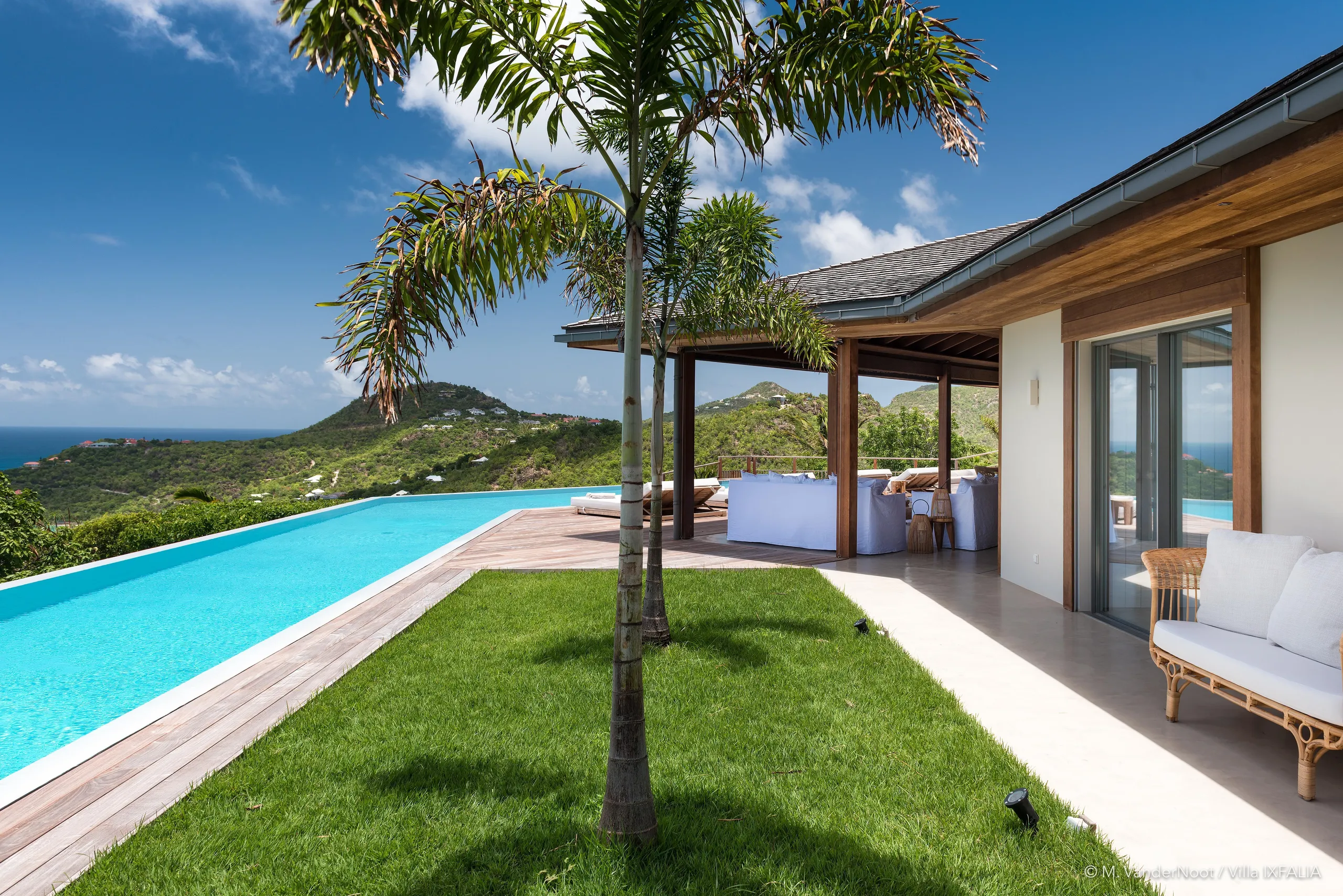 Gleaming Tropical Paradise Villa with Private Pool and Fitness Center — photograph 3