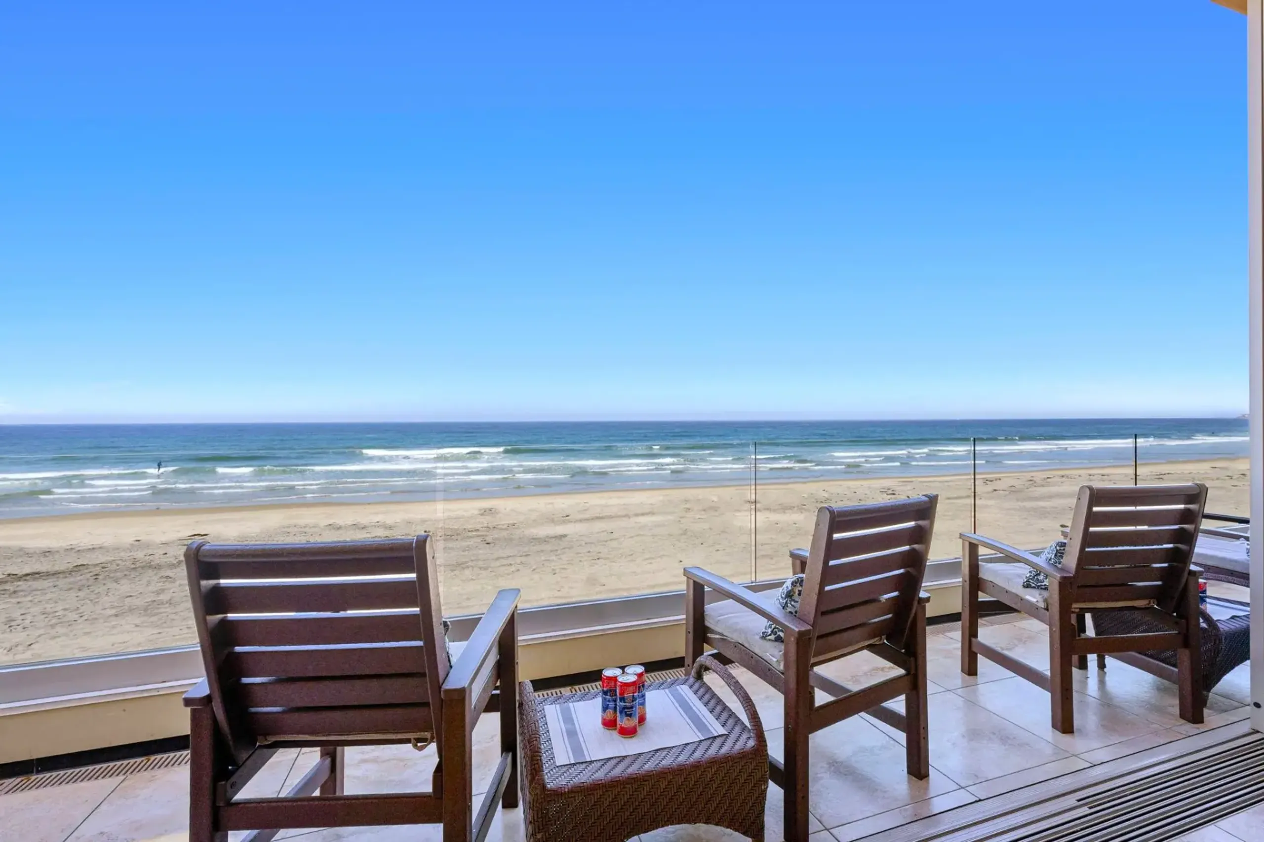 Chic Beachfront Escape with Panoramic Ocean Views — photograph 3