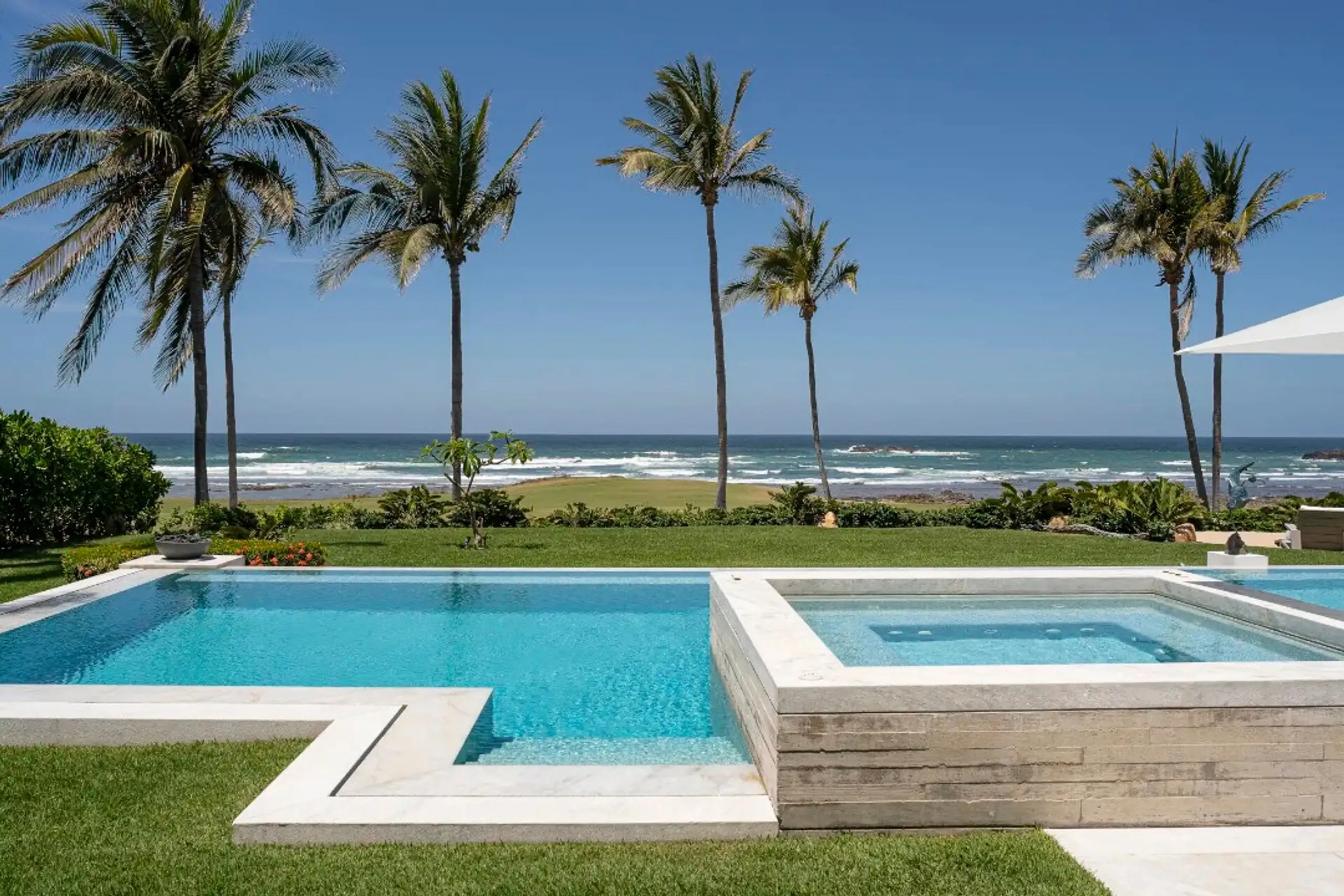 Alluring Punta Mita Villa with Infinity Pool, Ocean & Golf Views — photograph 11