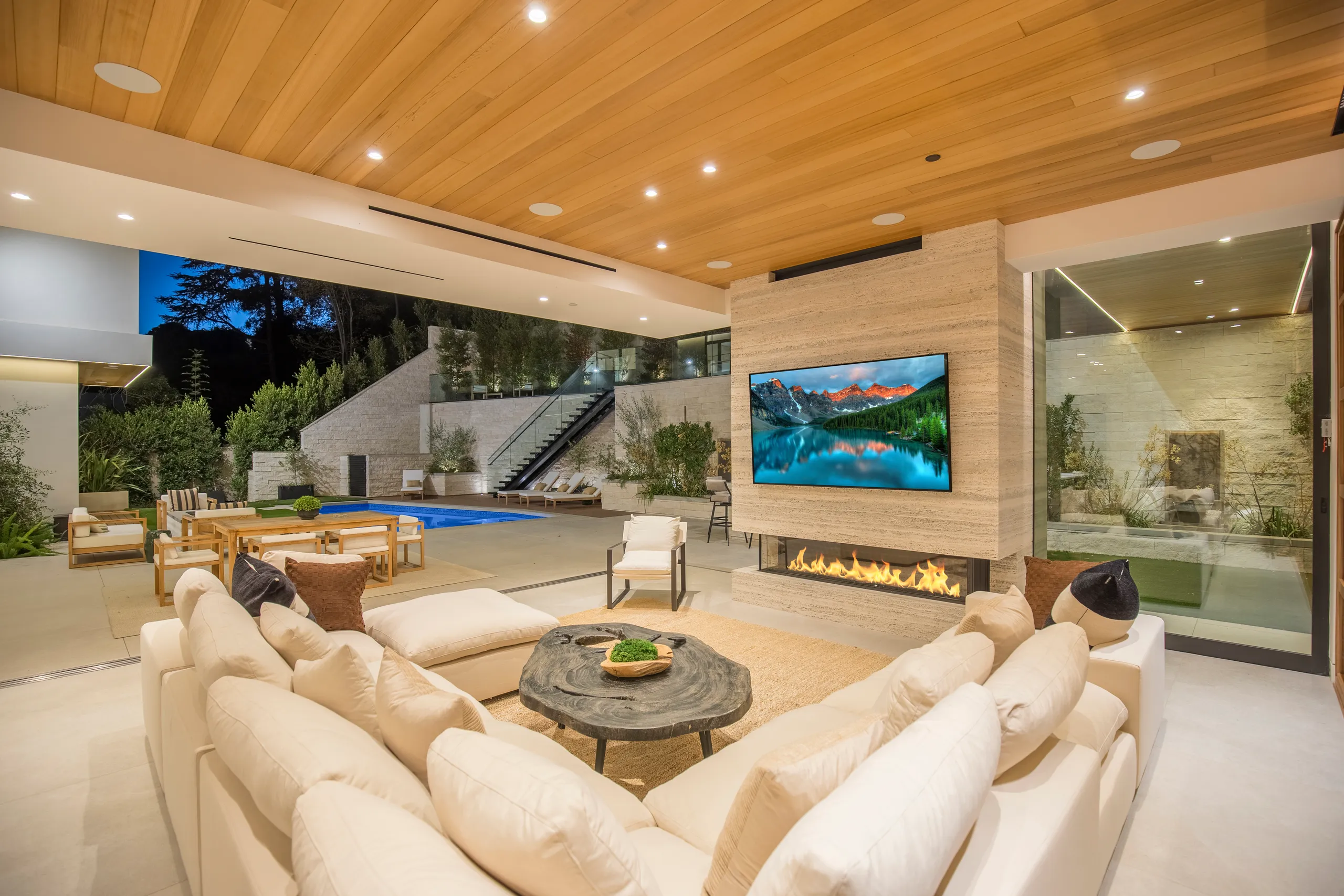 Upscale 3-Level Villa with Sparkling Saltwater Pool, Gym and Stunning Views — photograph 5