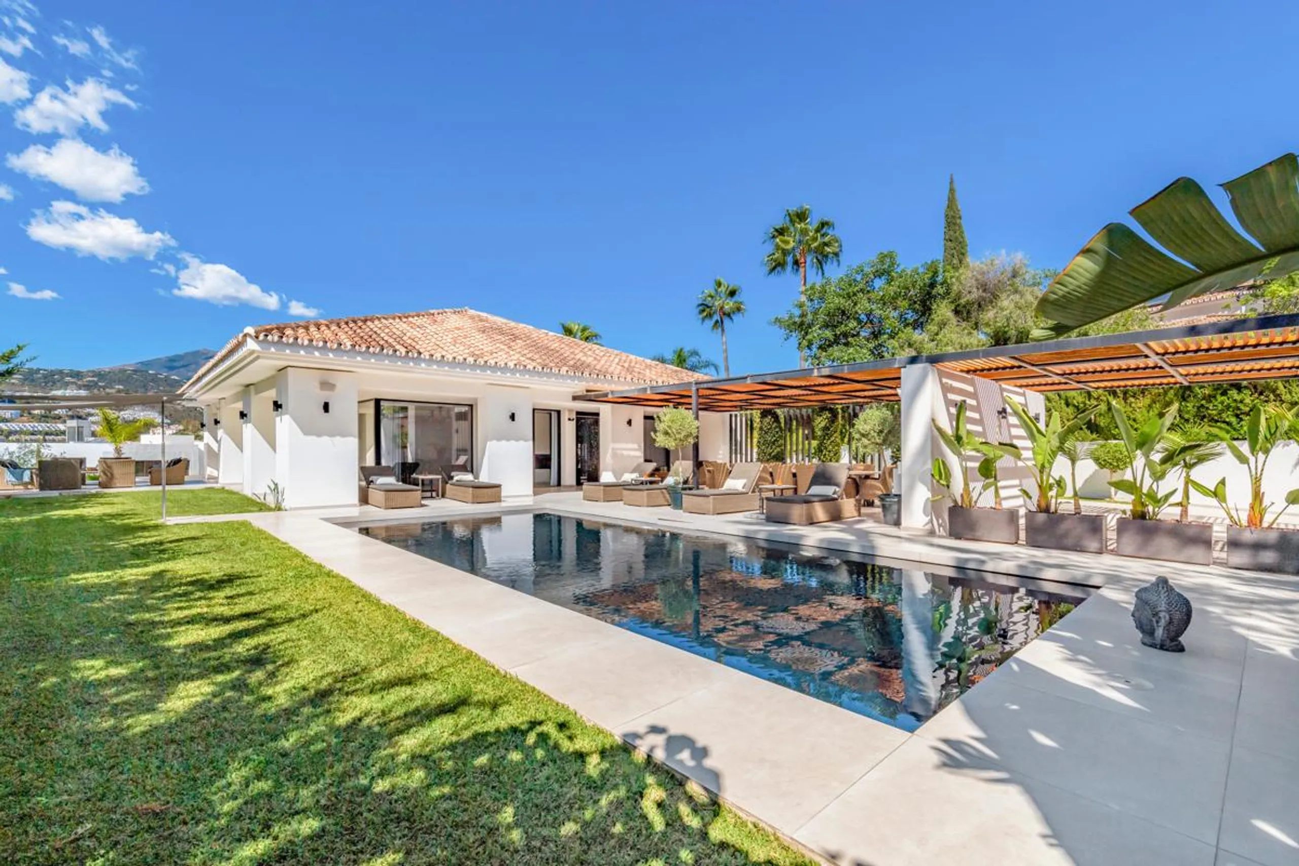 Stunning Scandinavian-Inspired Villa with Spacious Living Areas, Pool, and Valley Views in Puerto Banus — photograph 2