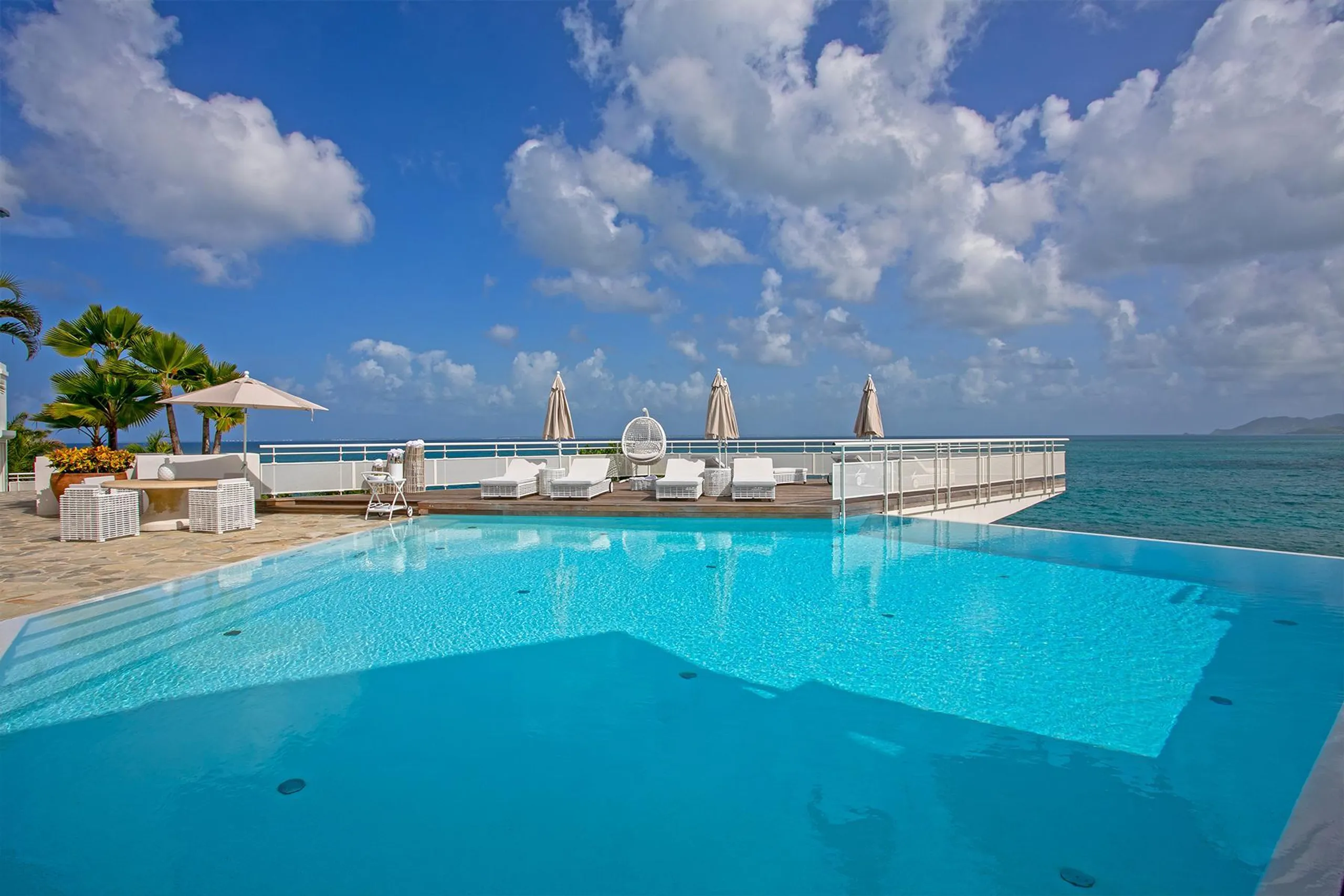 Elegant Luxury Cliffside Villa with Private Pool and Breathtaking Ocean Views — photograph 7