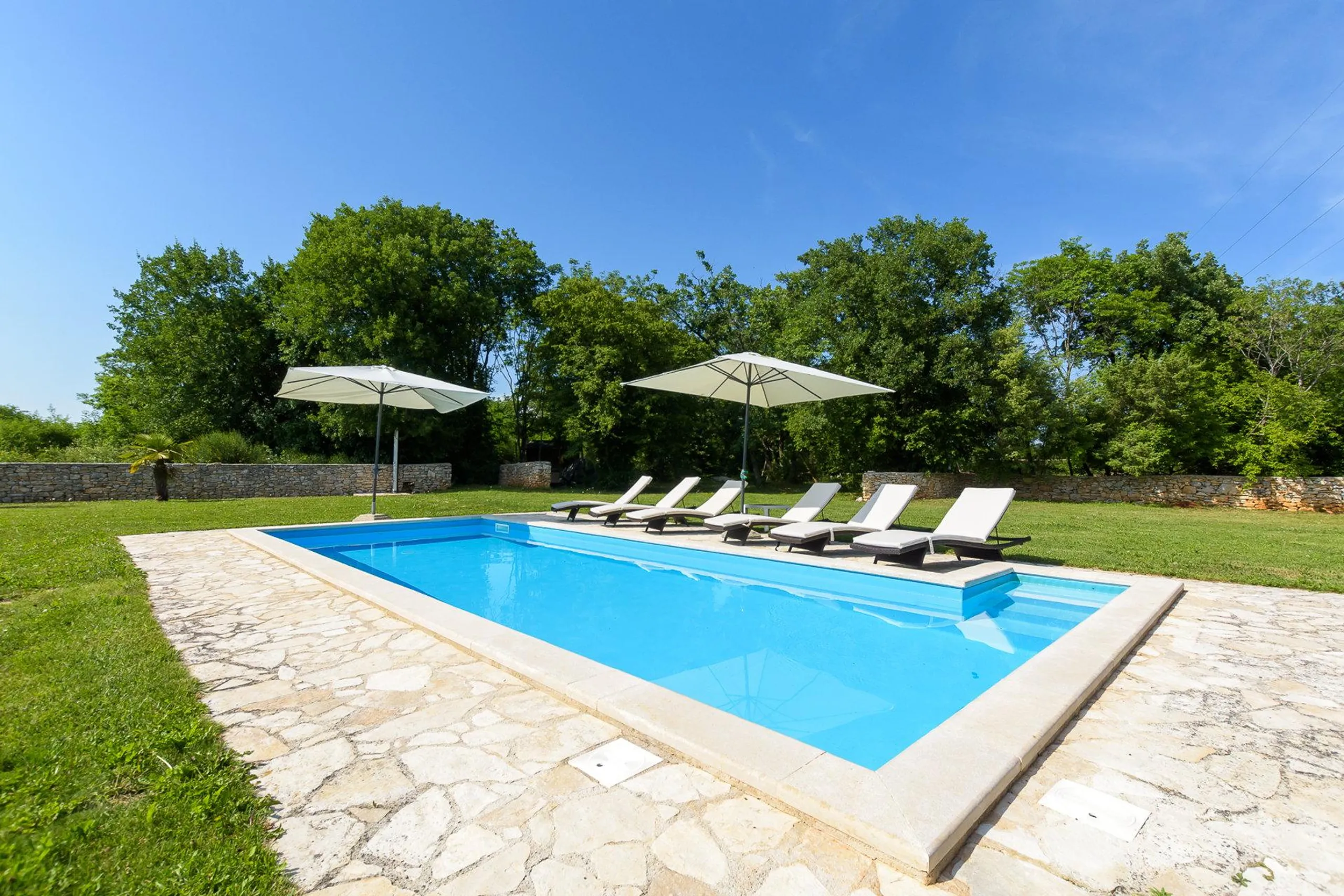 Ornate Villa with L Shaped- Pool with Serene Park Views from — photograph 9