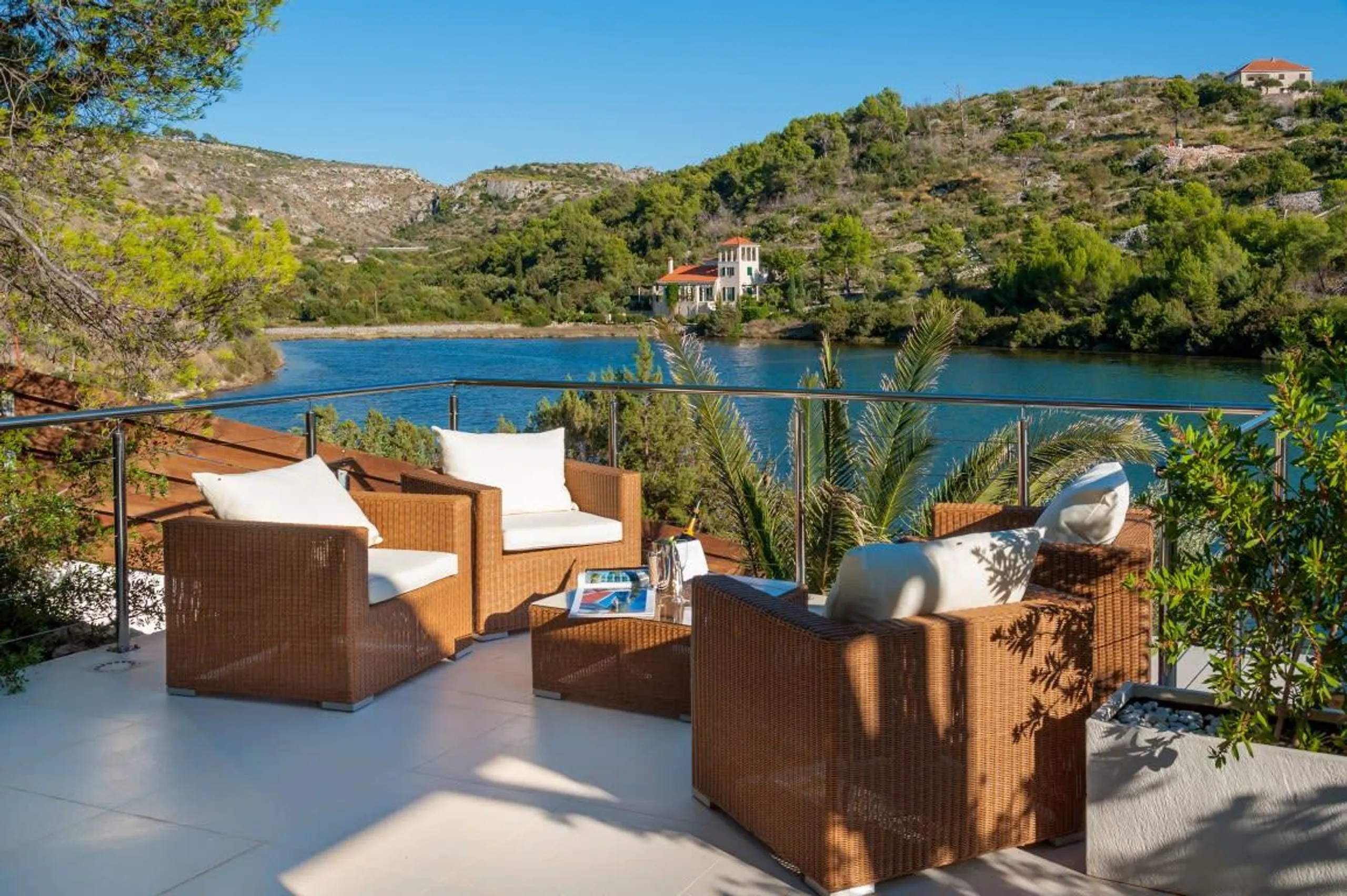 Exquisite Modern Villa in the Quiet Bay of Bobovisca — photograph 4