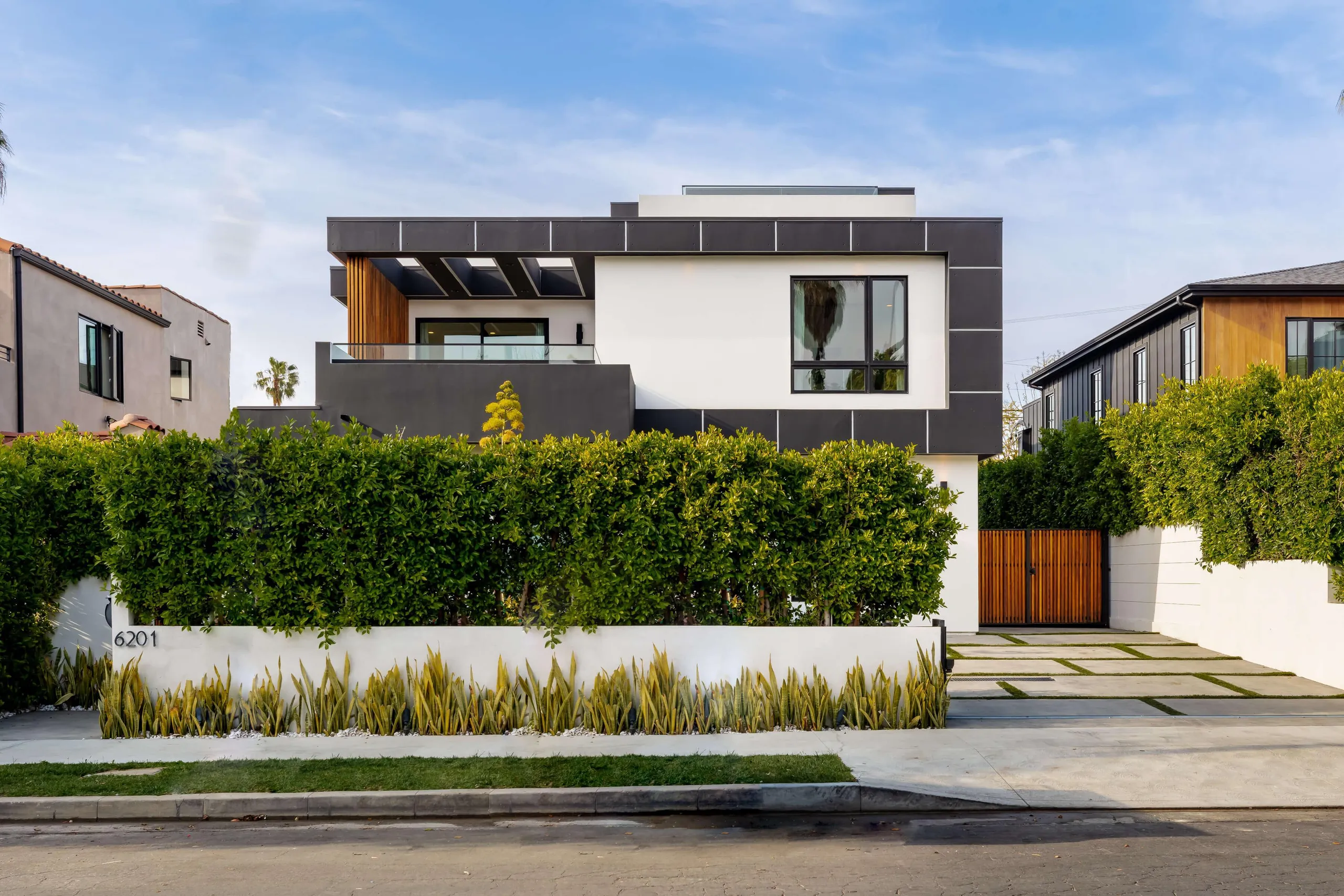Los Angeles Grand Luxury Refined Style Villa with Home theater — photograph 9