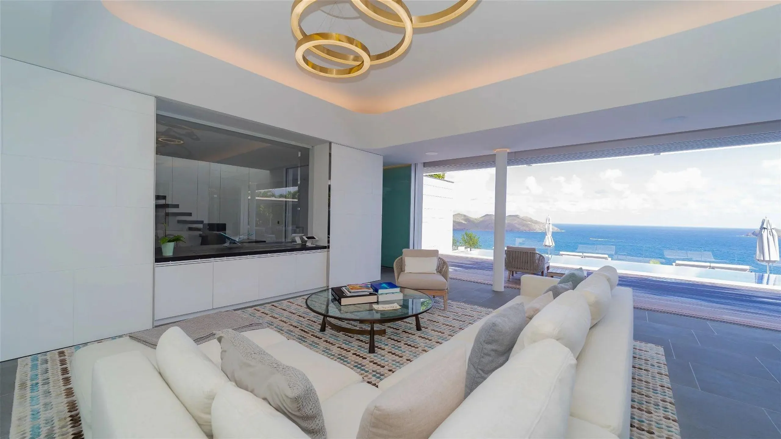 Luxurious Oceanfront Villa with Infinity Pool — photograph 9