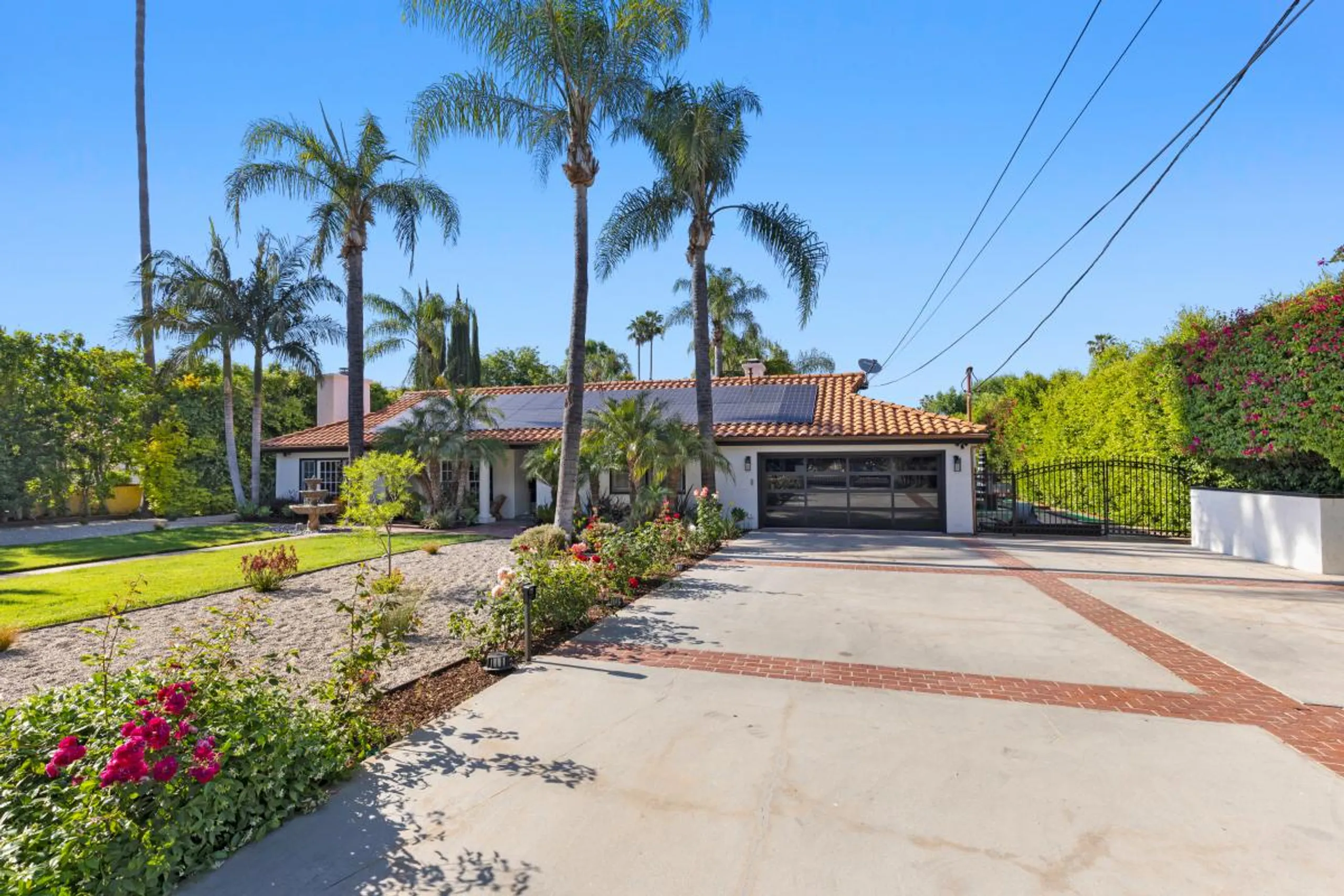 Regal Resort-Style Estate with Tennis Court and Pool — photograph 8