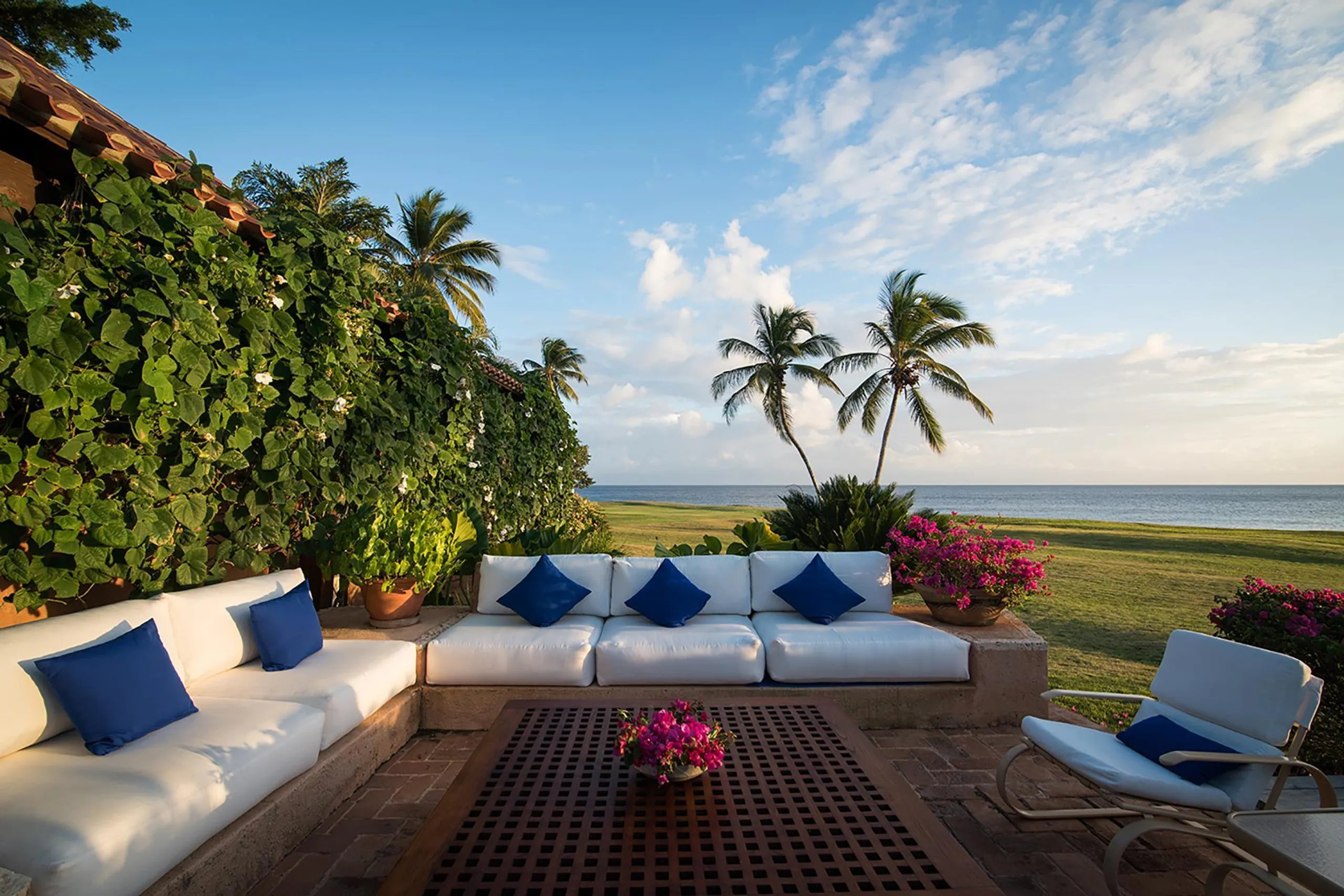 Gorgeous Beach Front Estate with Private Pool and Ocean Views — photograph 3