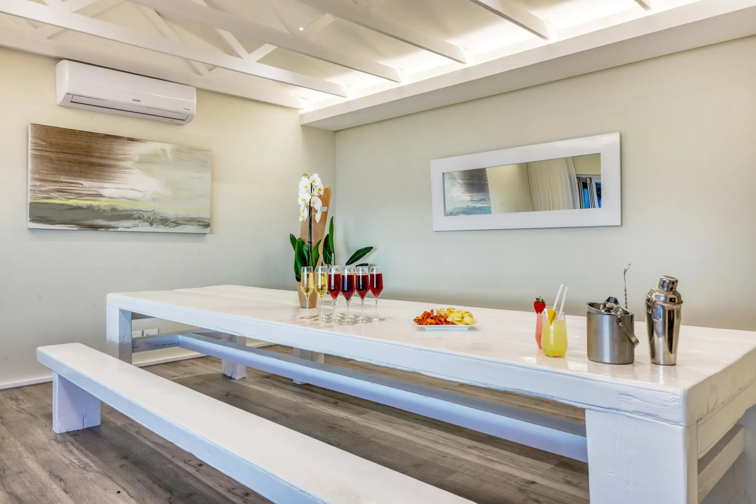 Deluxe Oceanview Villa in Camps Bay with Private Pool and Sun Deck — photograph 11