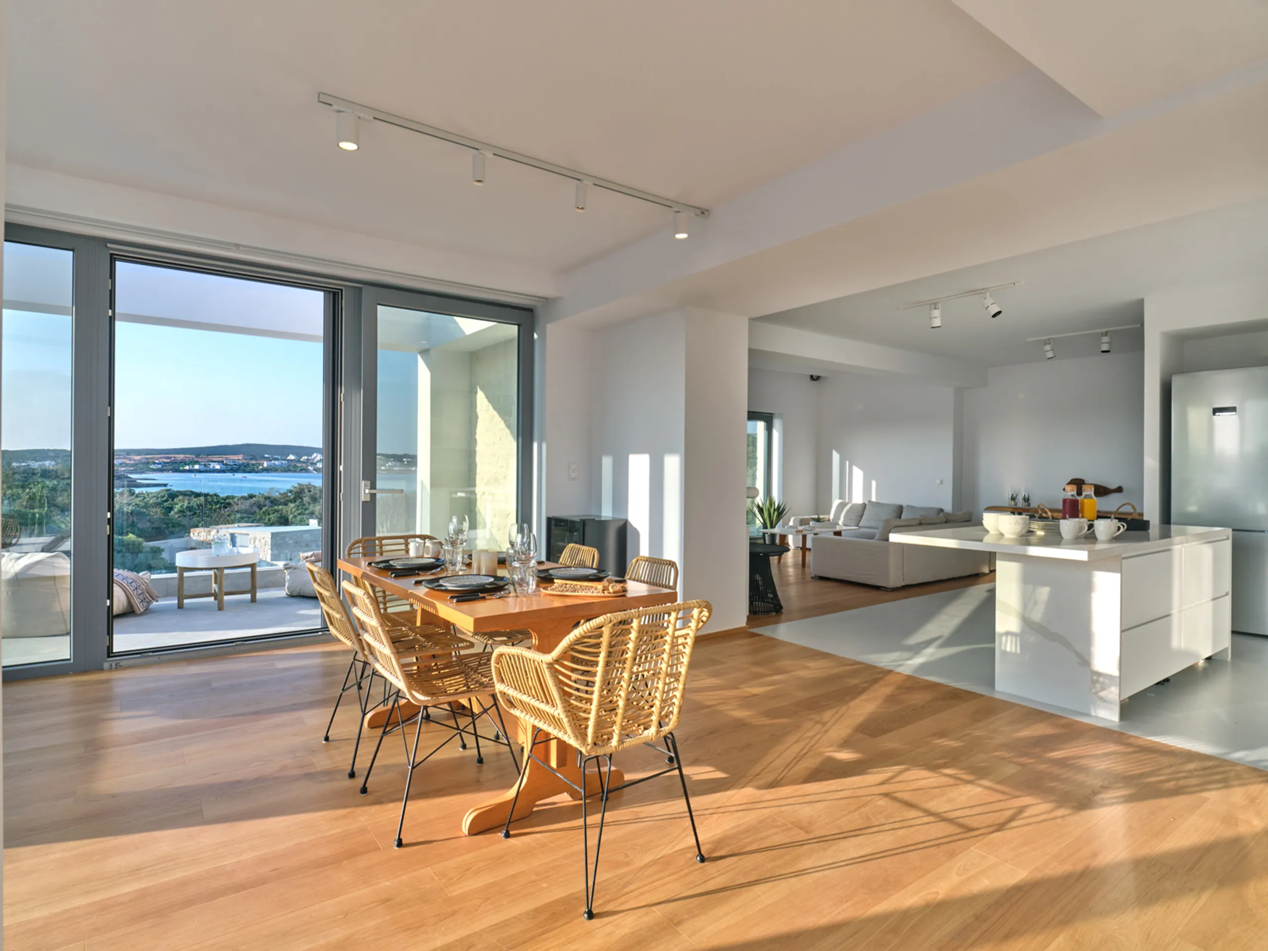 Deluxe Three-Level Villa with Private Pool, Terrace and Overlooking Sea Views — photograph 9