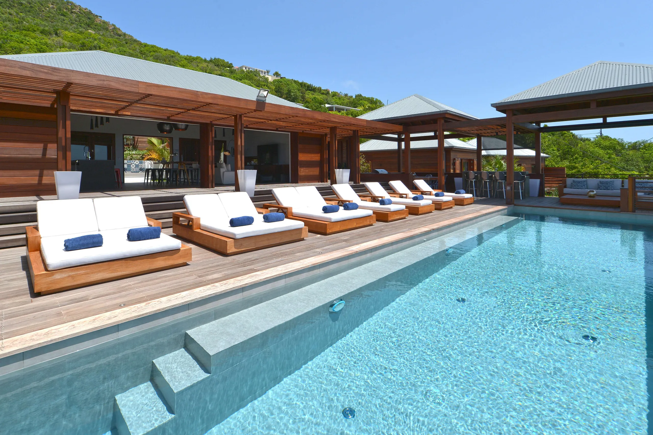 Seamless Harmony Hilltop Villa in St. Barts with an Infinity Pool — photograph 10