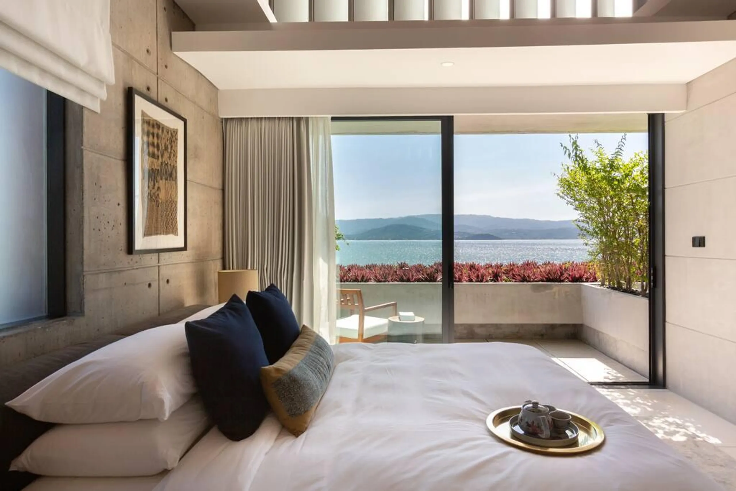 Tranquil Beachfront Villa with Infinity Pool — photograph 7