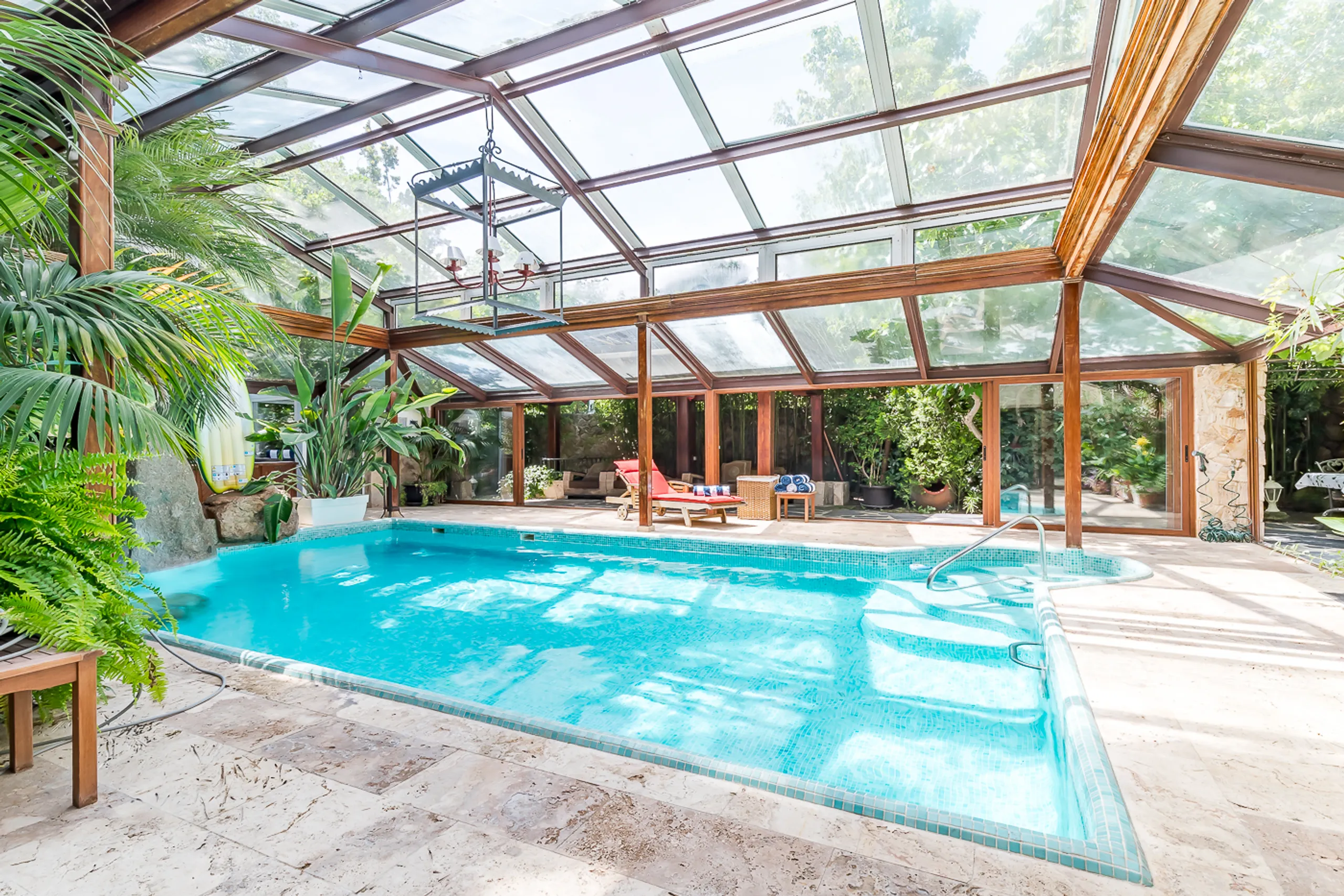Eco-Friendly Villa Oasis with Heated Pool and Mid-Century Charm — photograph 2