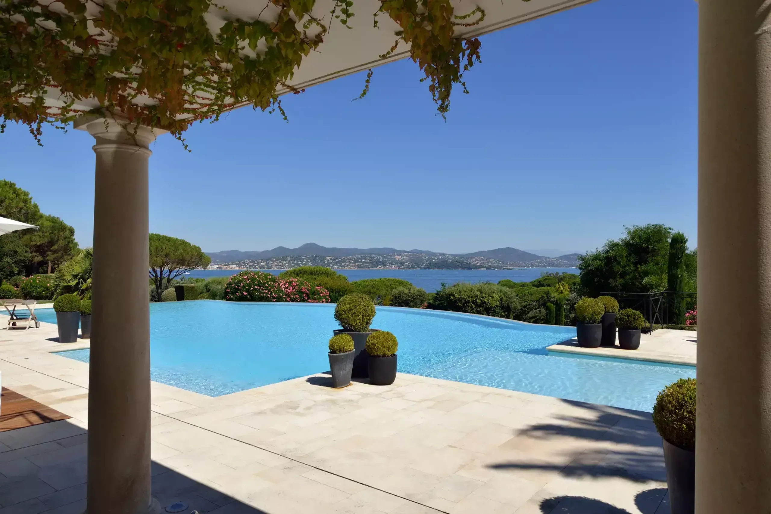 Exquisite Villa with Two Private Pools and Captivating Sea View — photograph 7