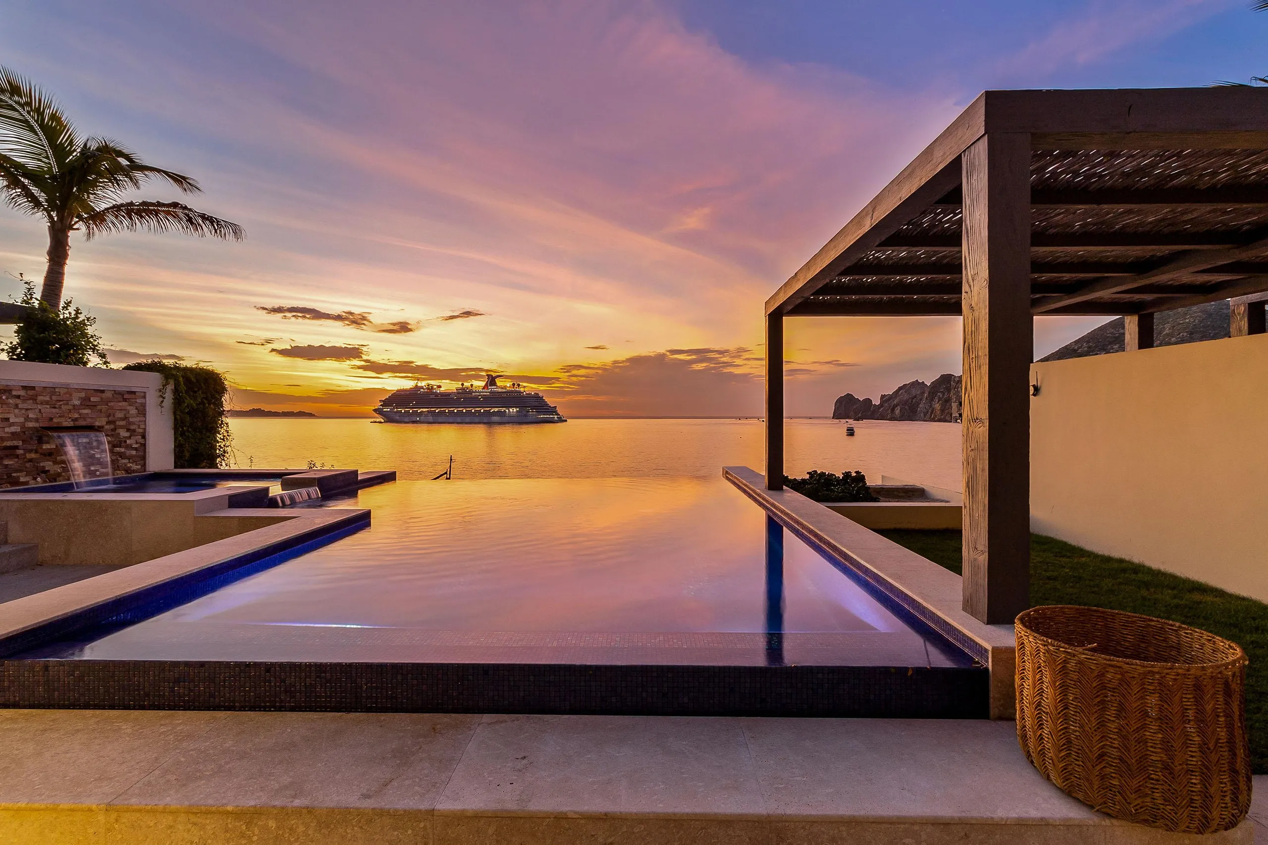 Deluxe Relaxation Villa with Infinity Pool and Stunning Ocean View, Hacienda