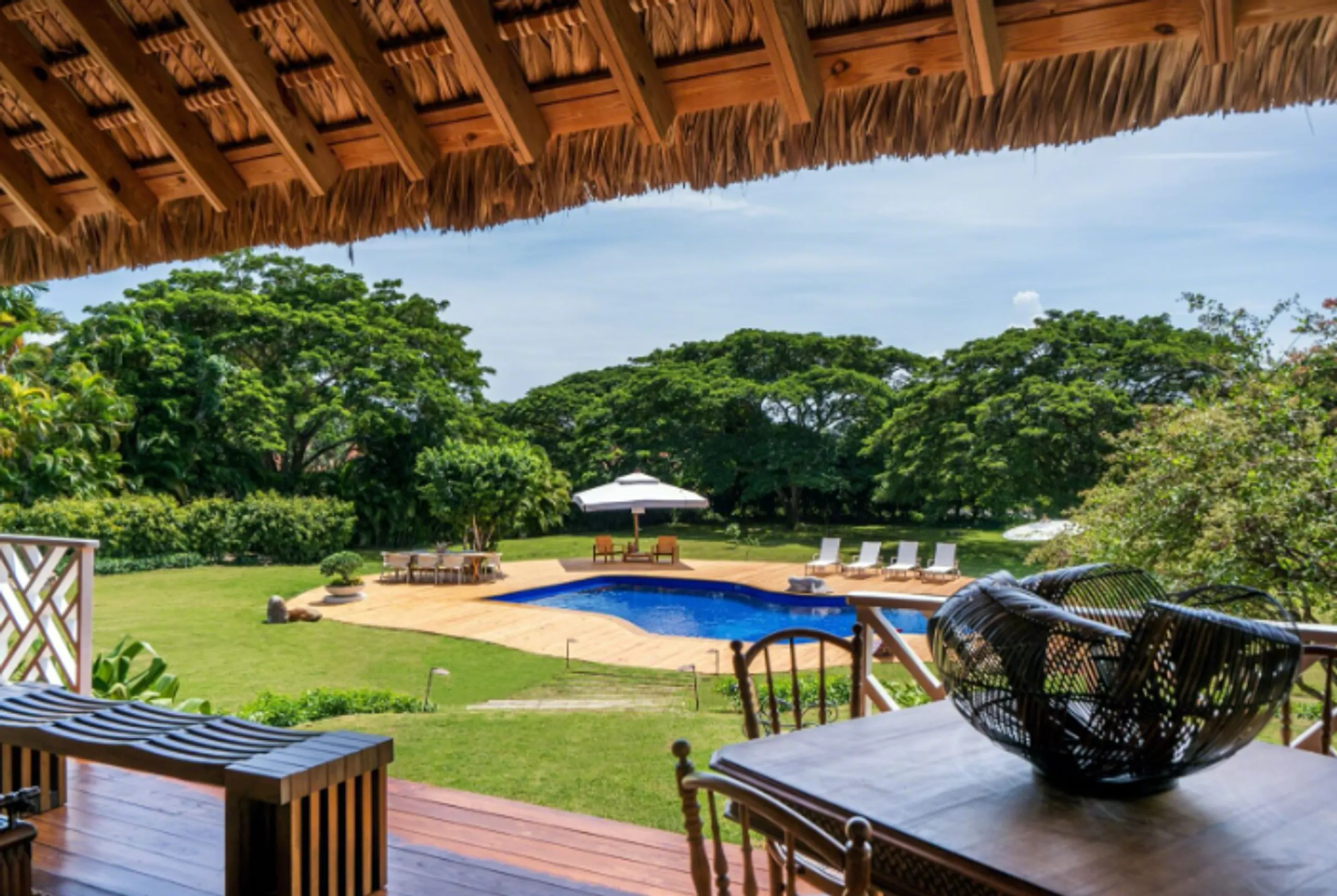 Spacious Caribbean Estate with Private Pool and Lovely Grounds — photograph 2