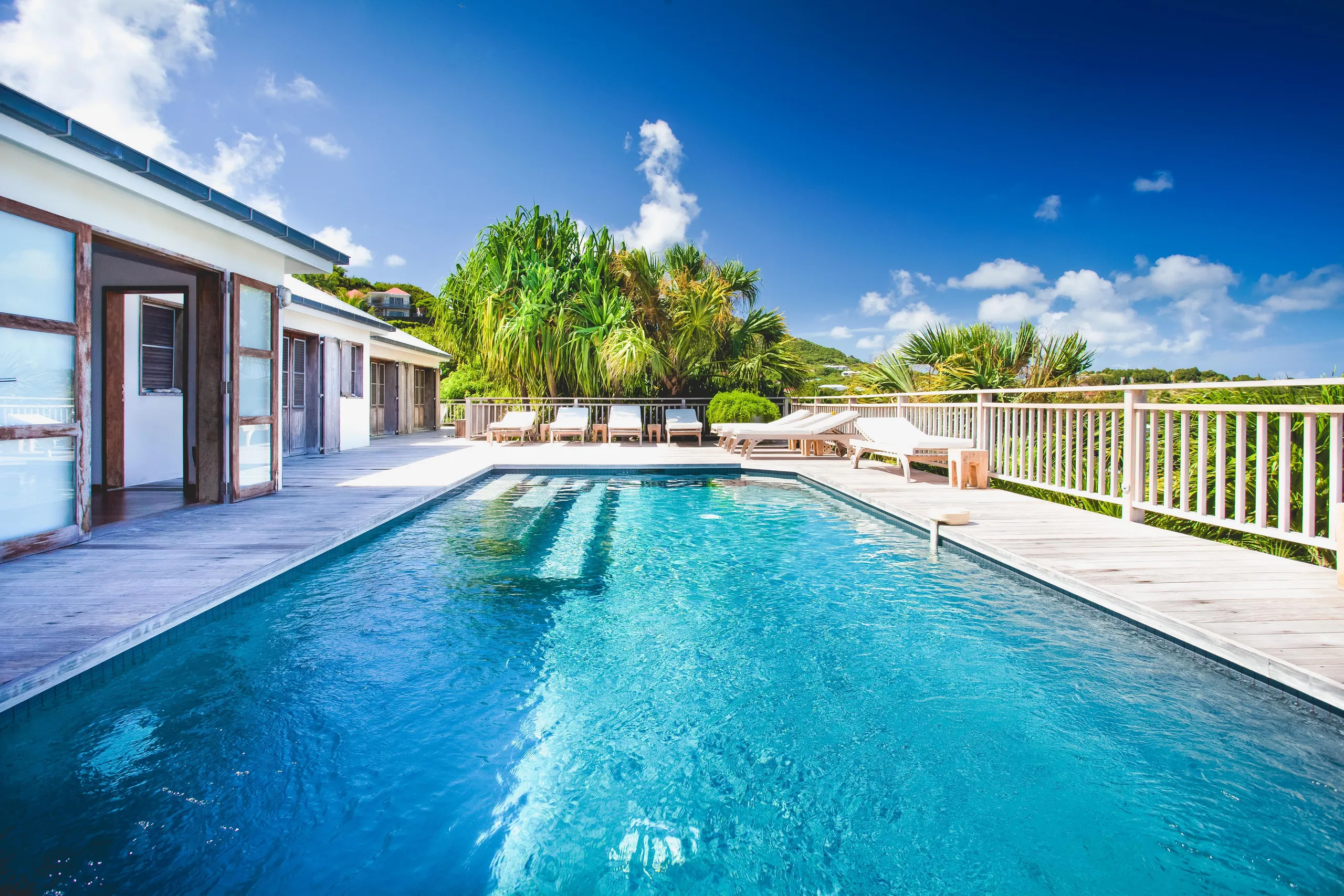 Stylish Seaside Villa with Private Pool and Gourmet Kitchen — photograph 2