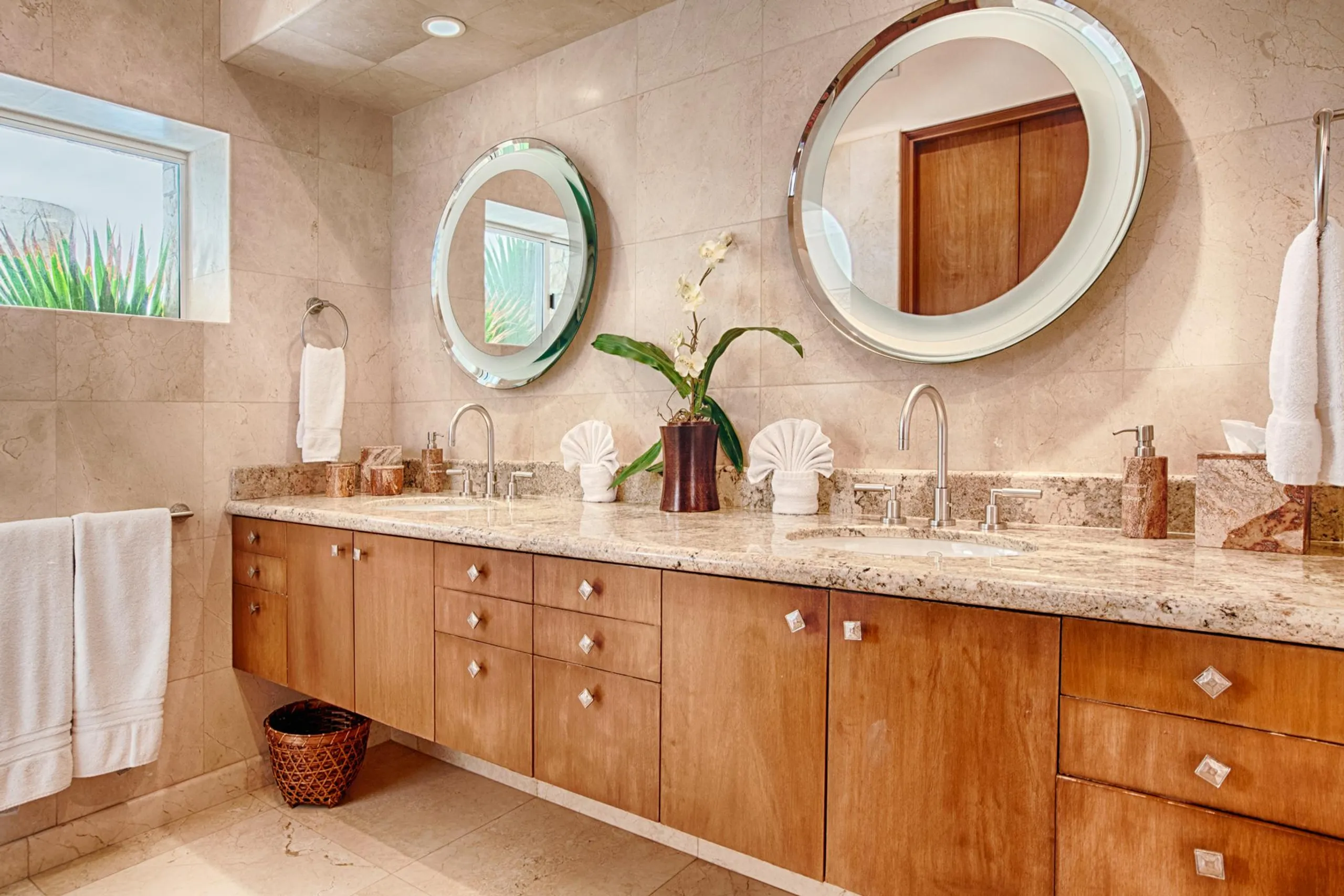 Upscale Prestigious Luxury Beachfront Estate includes Pool and Hot Tub — photograph 10
