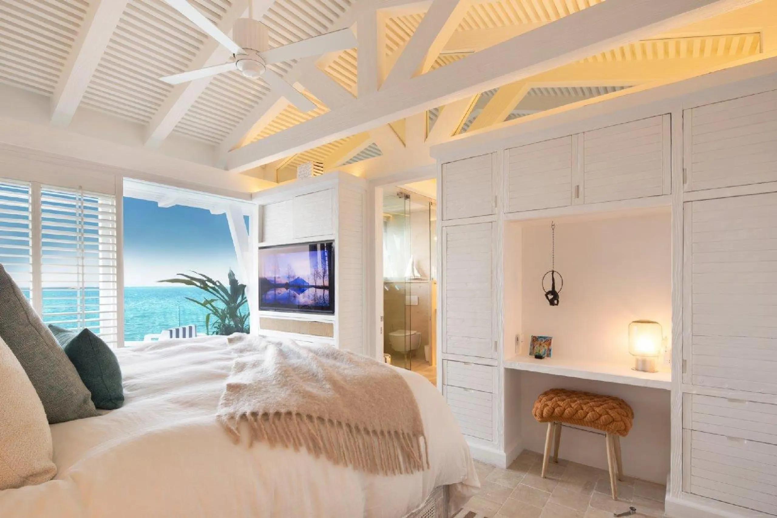 Luxe Oceanfront Cancun Estate with Infinity Pool — photograph 11