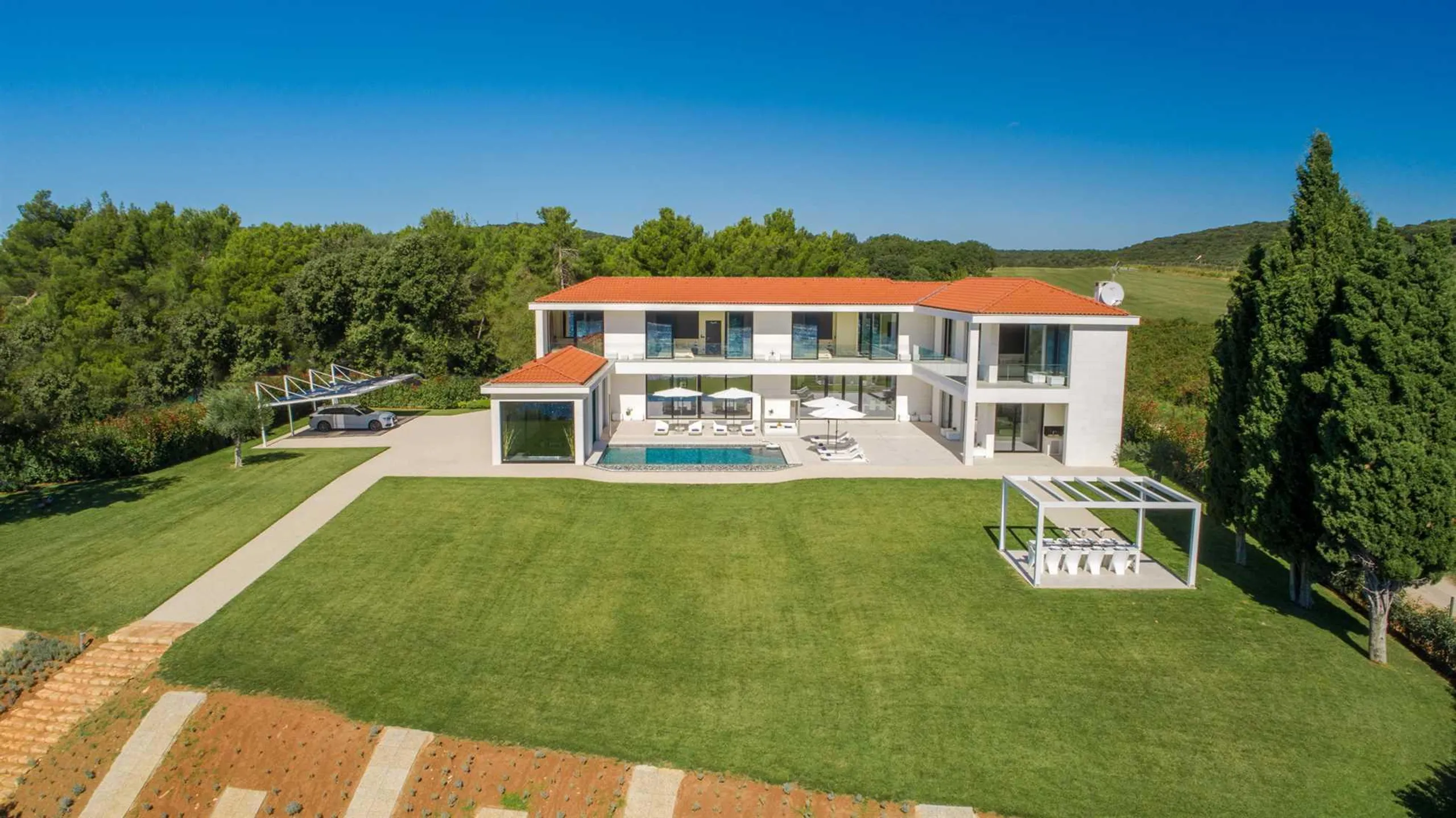 Elegantly Appointed 5-Bedroom Villa with Heated Pool, Private Beach and Jacuzzis — photograph 6