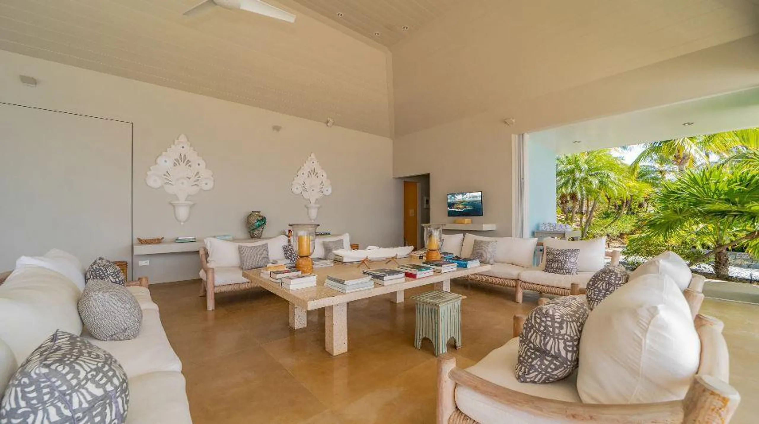 Gleaming Secluded Garden Villa in St. Barts with Private Pool and Ocean Views — photograph 12