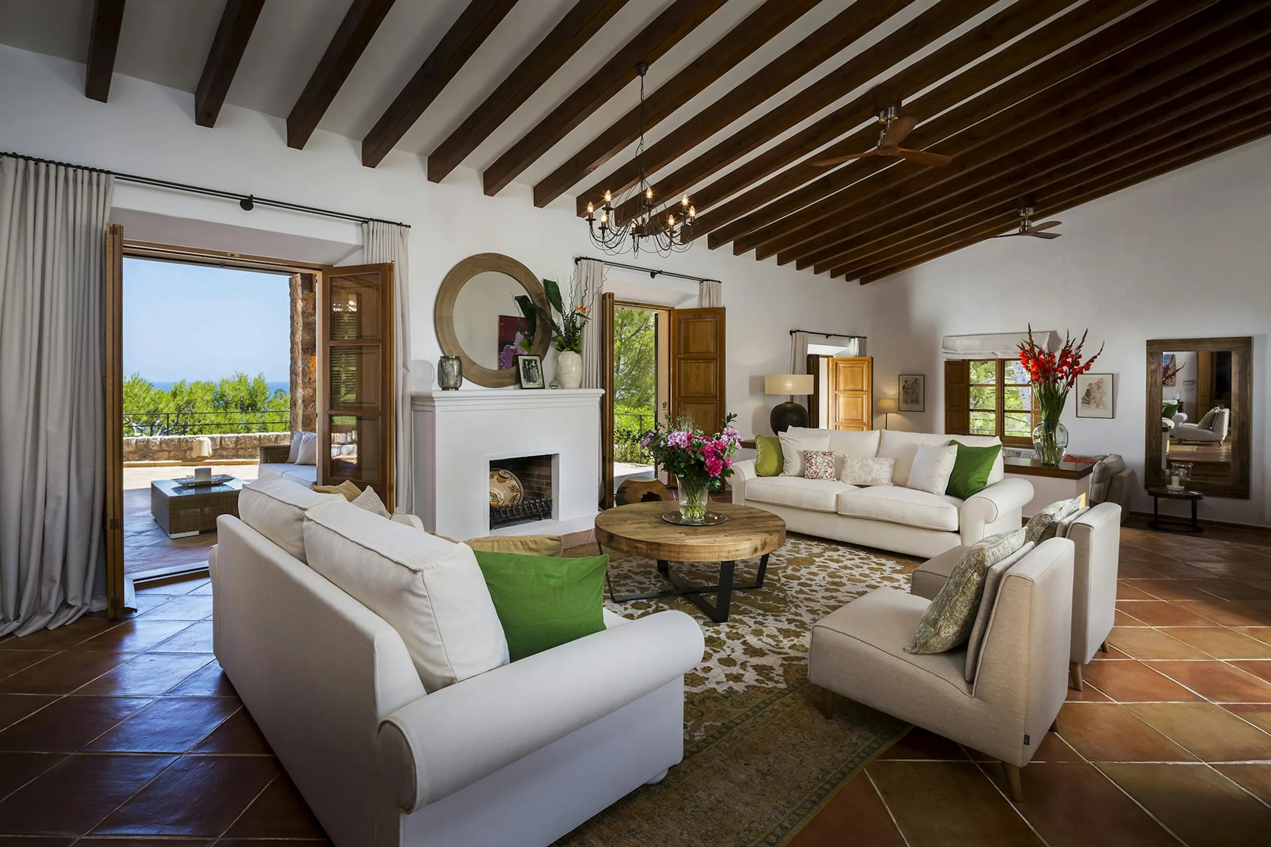 Alluring Spanish Villa with Private Pool and Garden Grounds — photograph 8