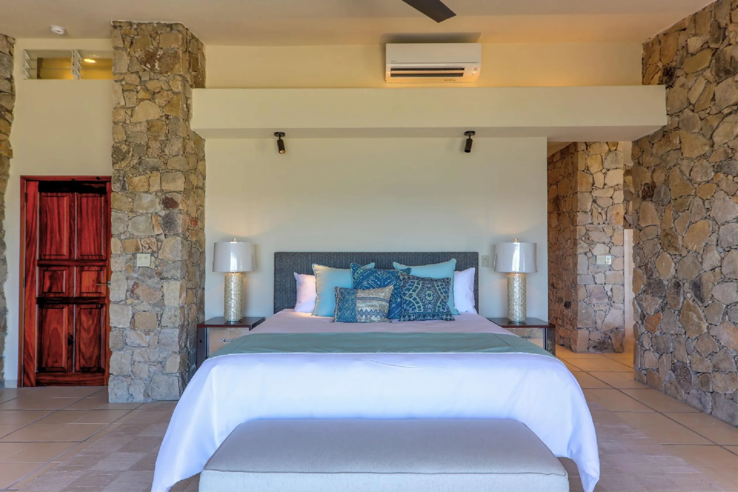 Charming Oceanfront Palmilla Estate with Private Pool and Ocean Views — photograph 9