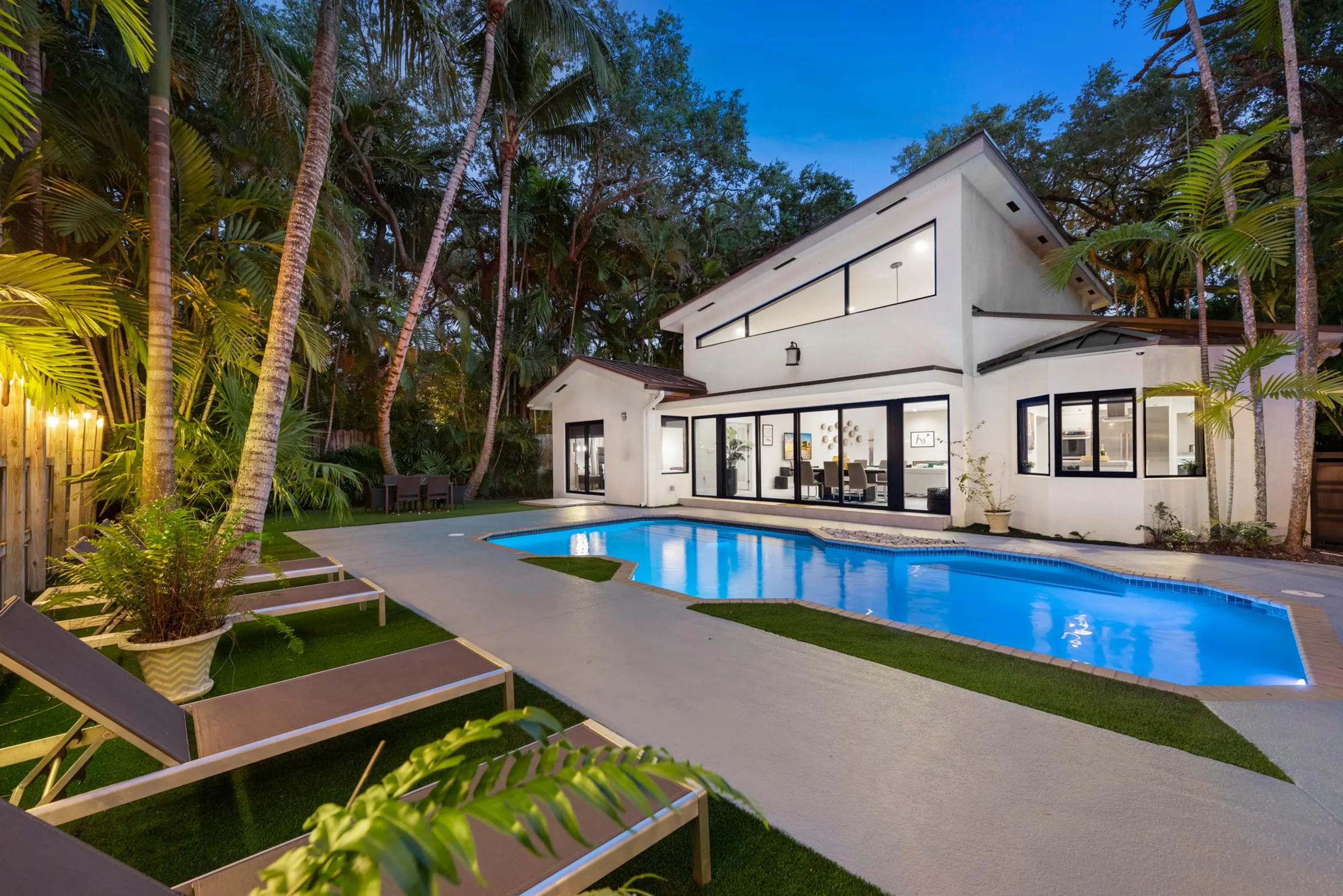 Coral Haven Modern Luxe Estate with Private Pool, Miami