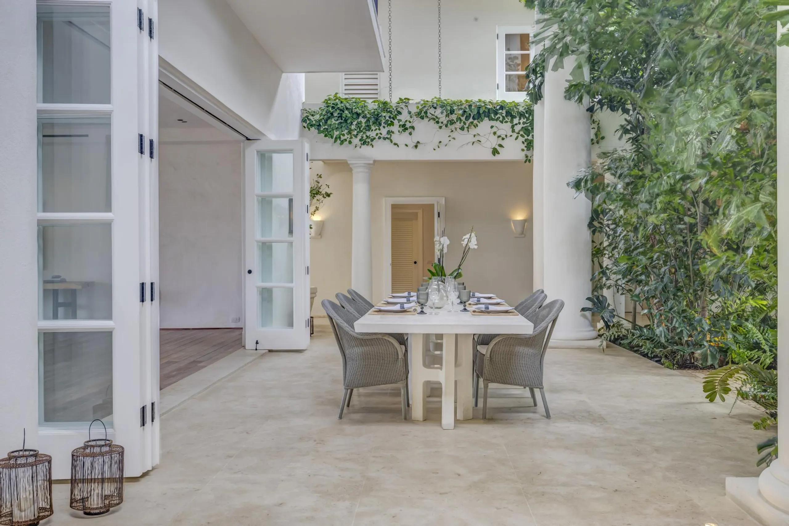 Elegant Coastal Villa with Pool and Lush Gardens — photograph 9