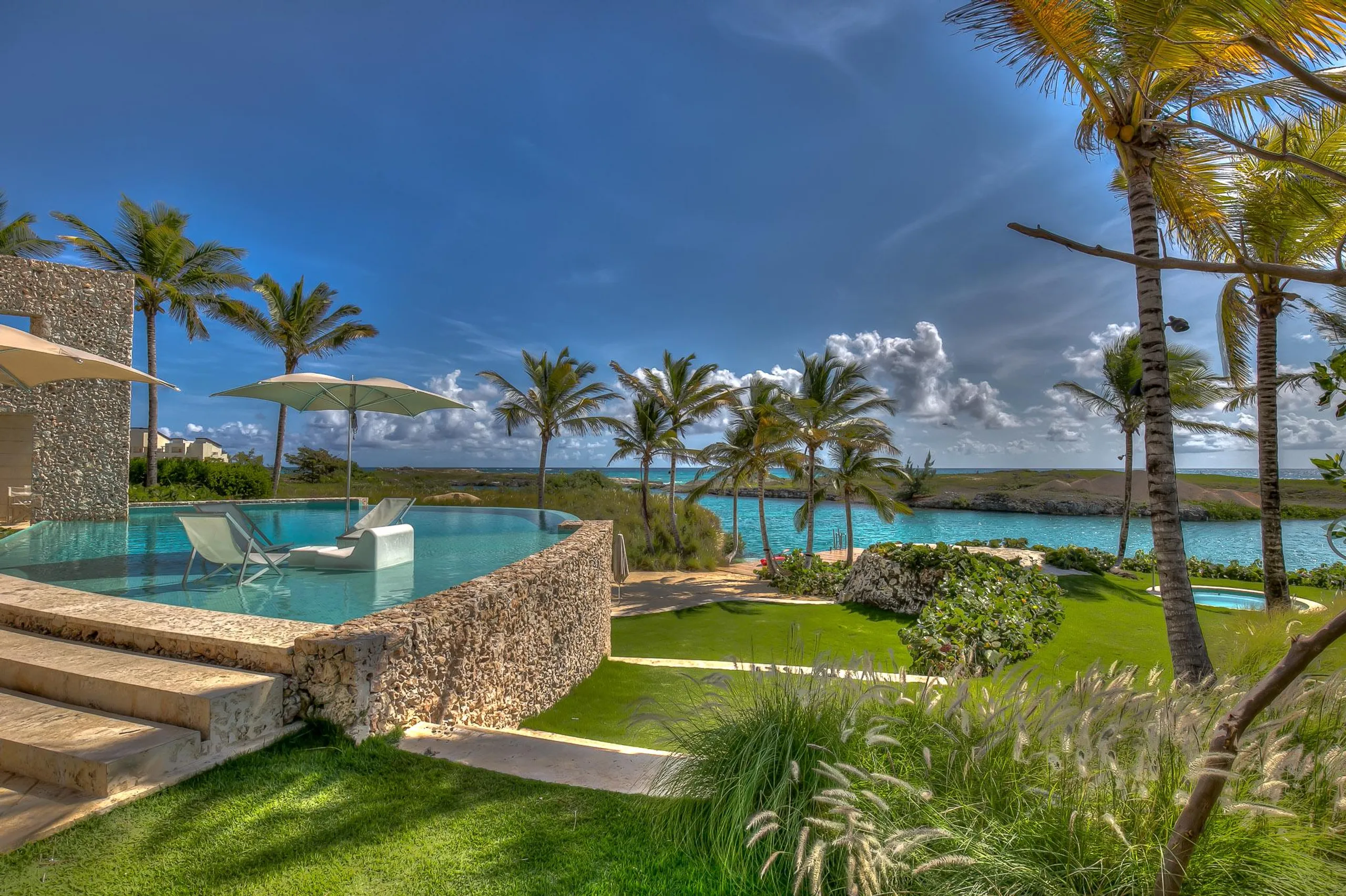 Majestic Six-Bedroom Villa with Pool, Jacuzzi, and Private Beach Access — photograph 2