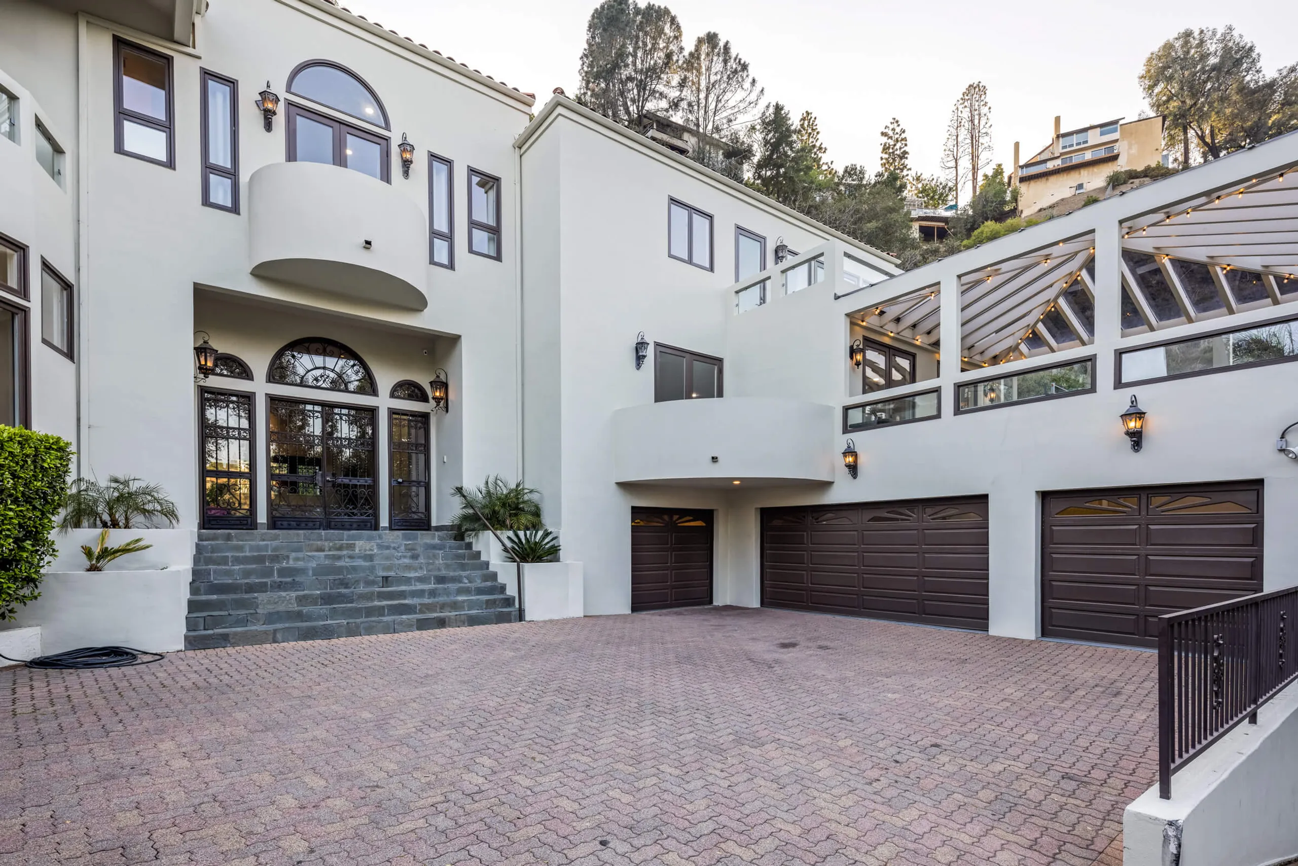Refined Style Contemporary Estate with Private Pool, Sauna, and Tennis Court — photograph 10