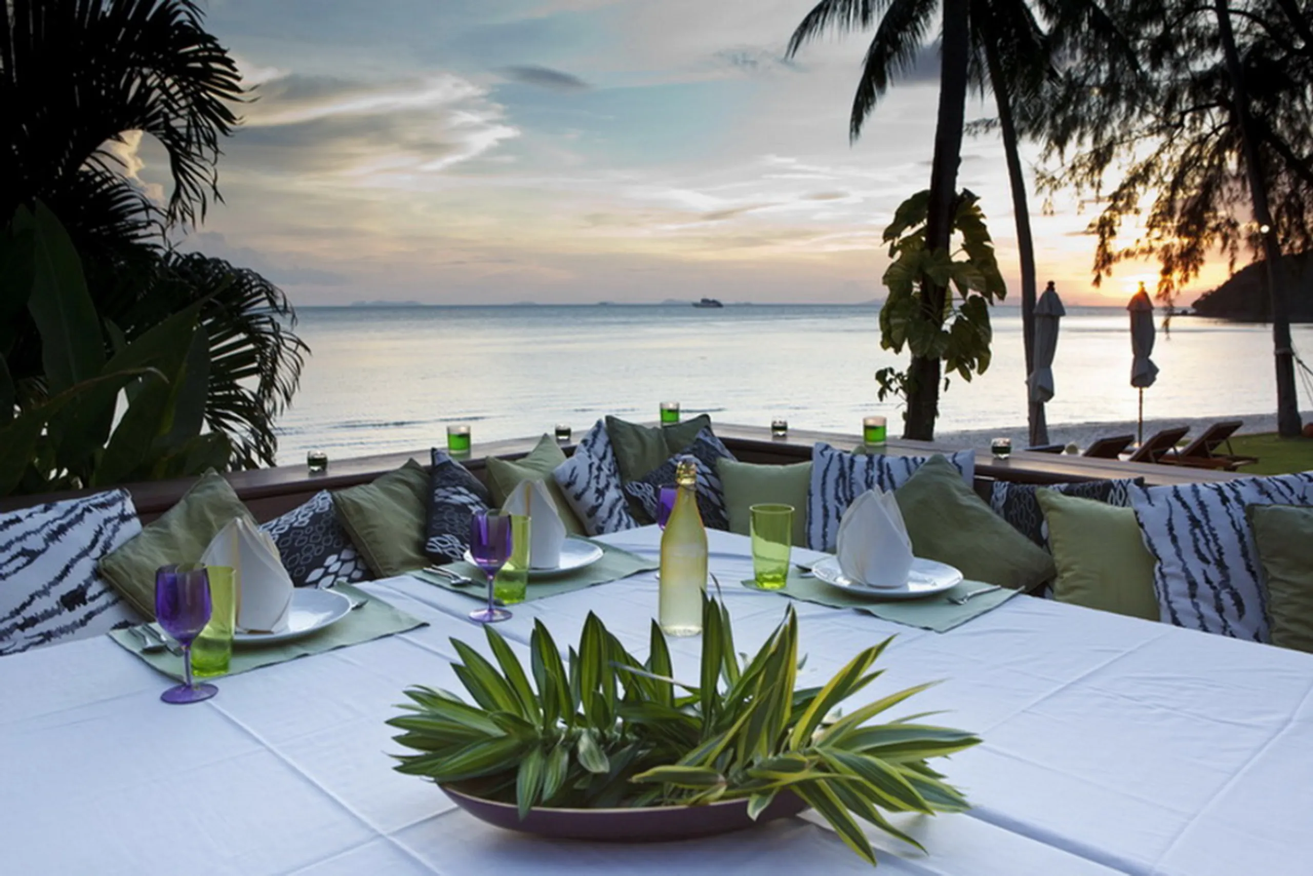 Majestic Beachfront Getaway with Infinity Pool and Panoramic Sunset Views — photograph 12