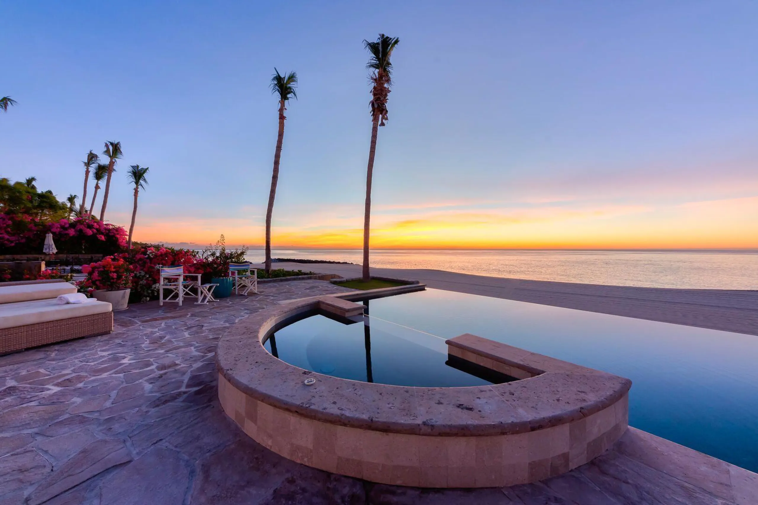 Contemporary Beachfront Villas Del Mar Luxe Retreat with Infinity Pool and Ocean Views — photograph 8