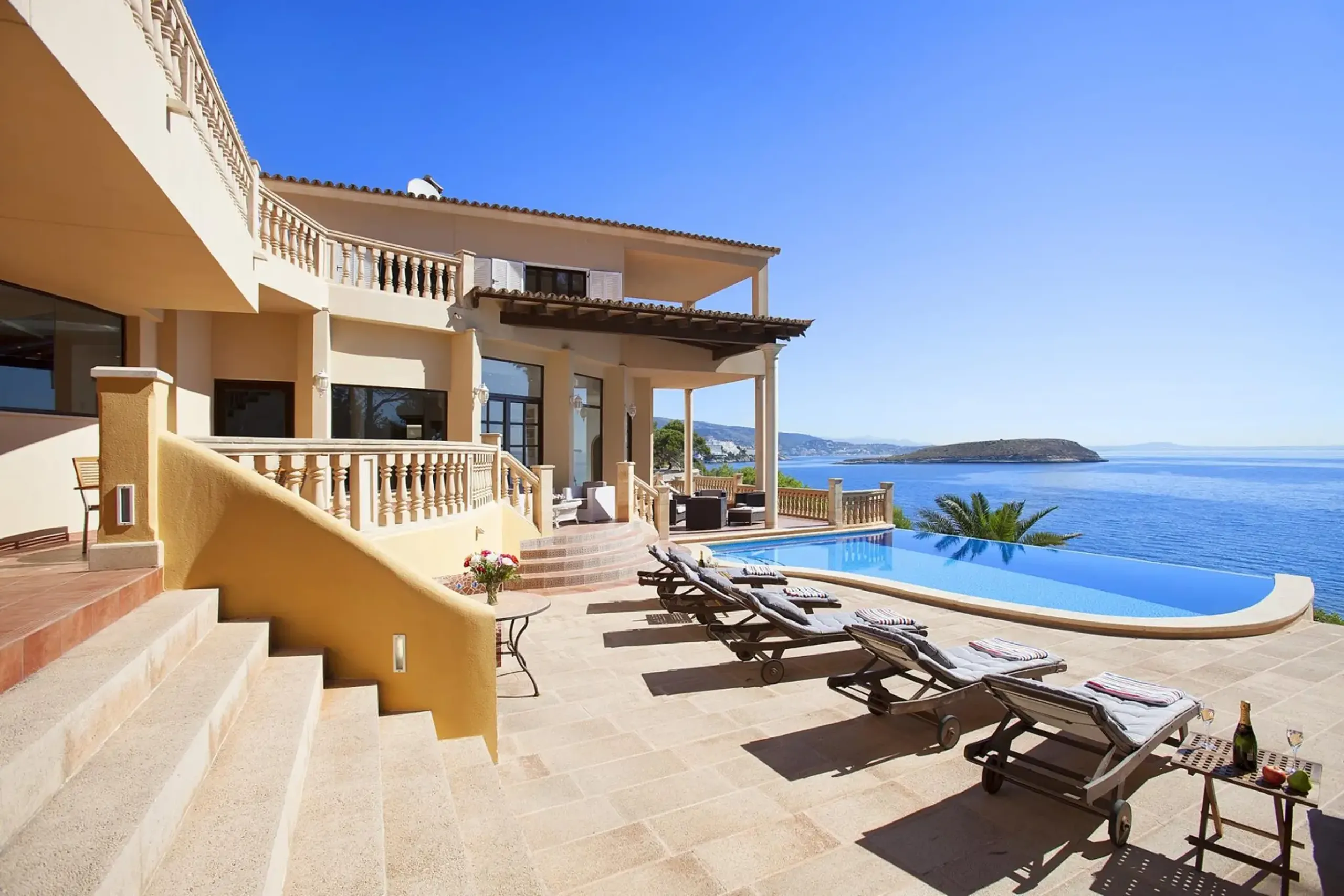 Breathtaking Oceanfront Villa in Mallorca with Infinity Pool and Jacuzzi, Mallorca