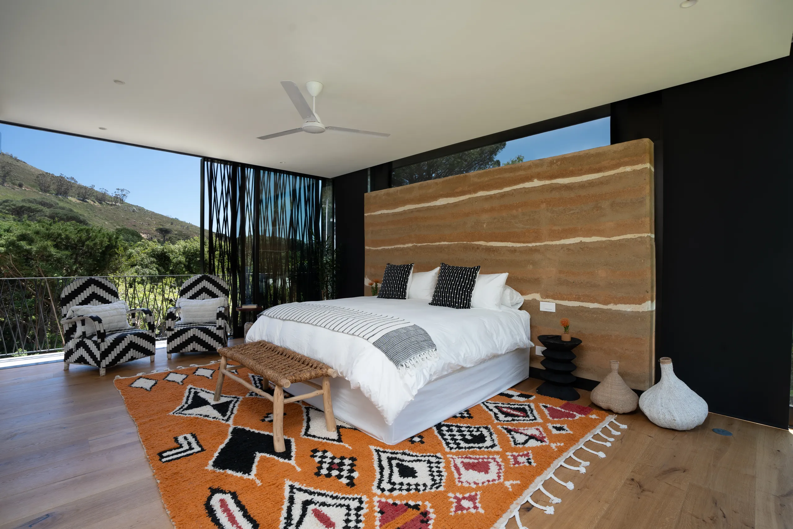 Enchanting Family Villa with Private Pool, Table Mountain and Majestic Lion’s Head Views — photograph 9