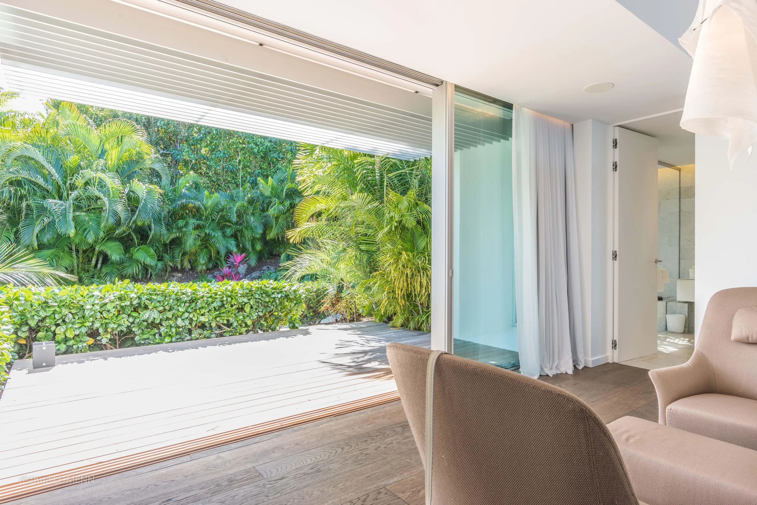 Tranquil Seaside Villa with Private Pool and Fitness Room — photograph 9