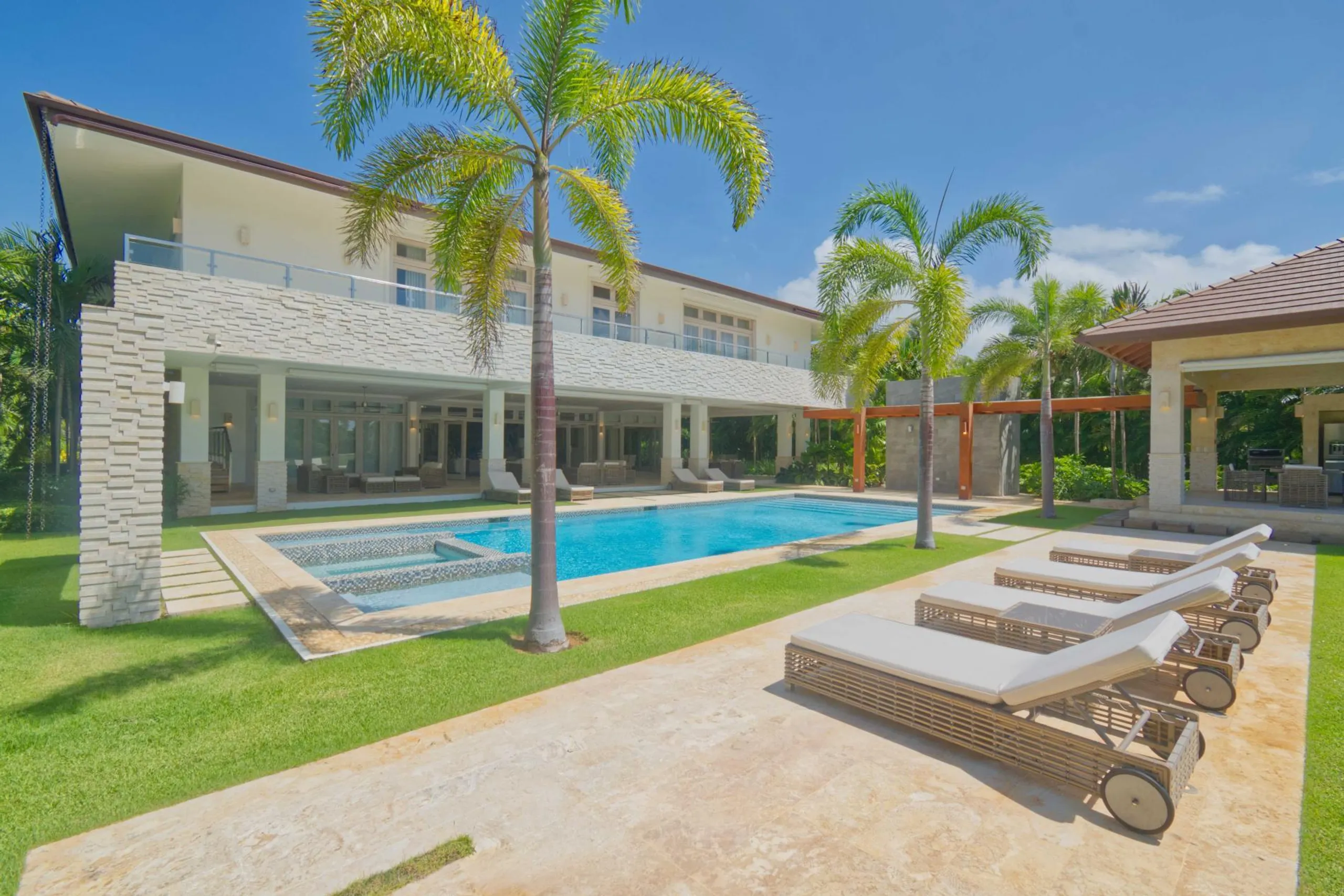 Modern Punta Cana Villa with Private Pool, Jacuzzi, and Stunning Views — photograph 2