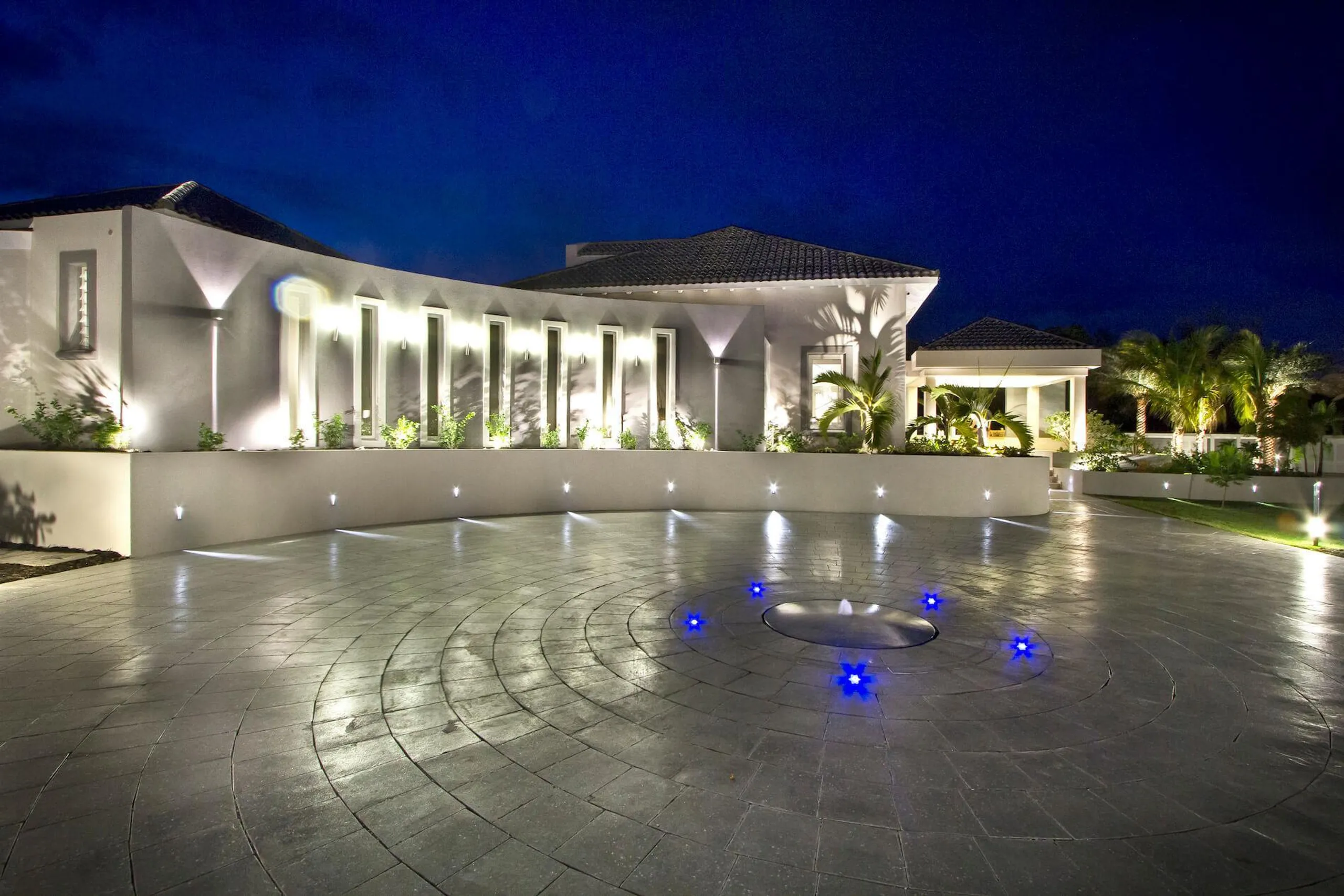 Contemporary Beach Front Villa in Plum Bay with Stunning Views and Amenities — photograph 4