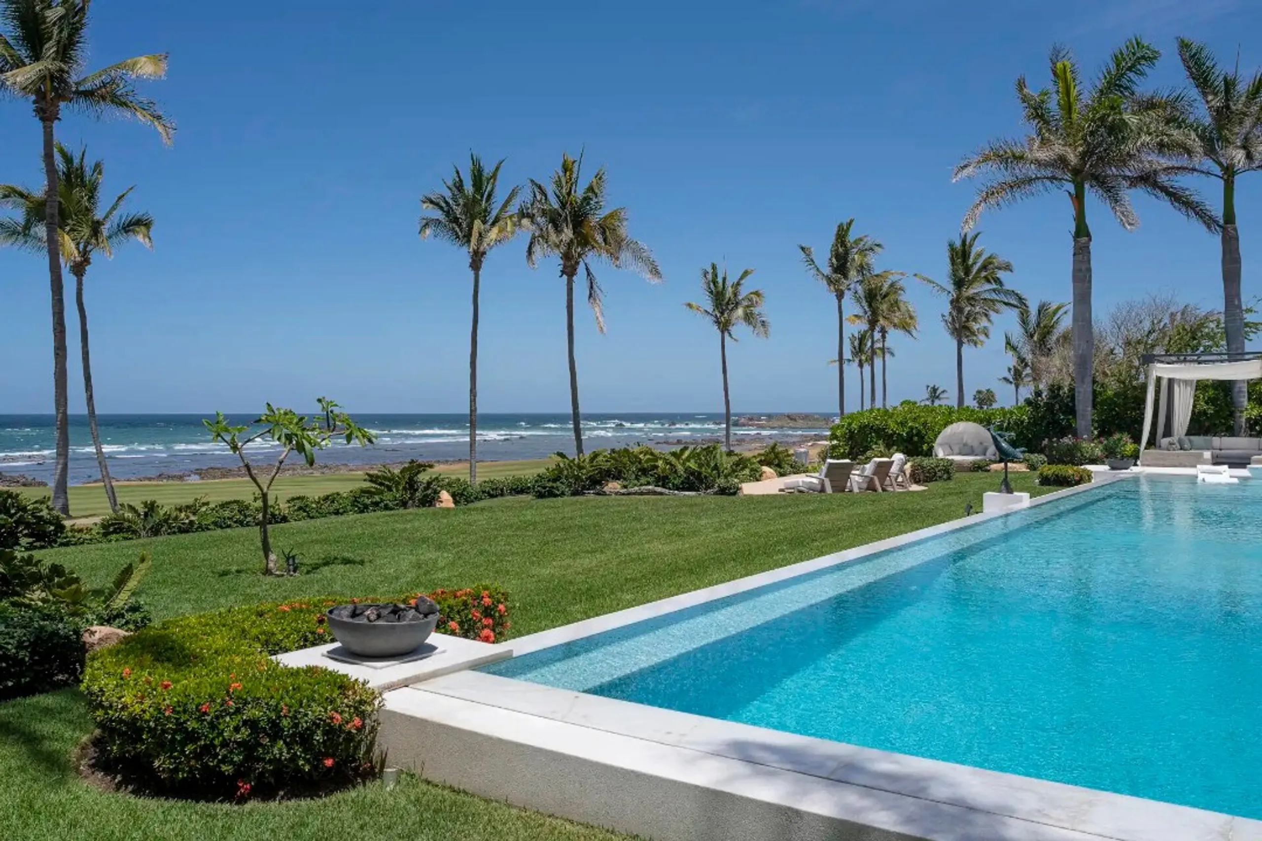 Alluring Punta Mita Villa with Infinity Pool, Ocean & Golf Views — photograph 10