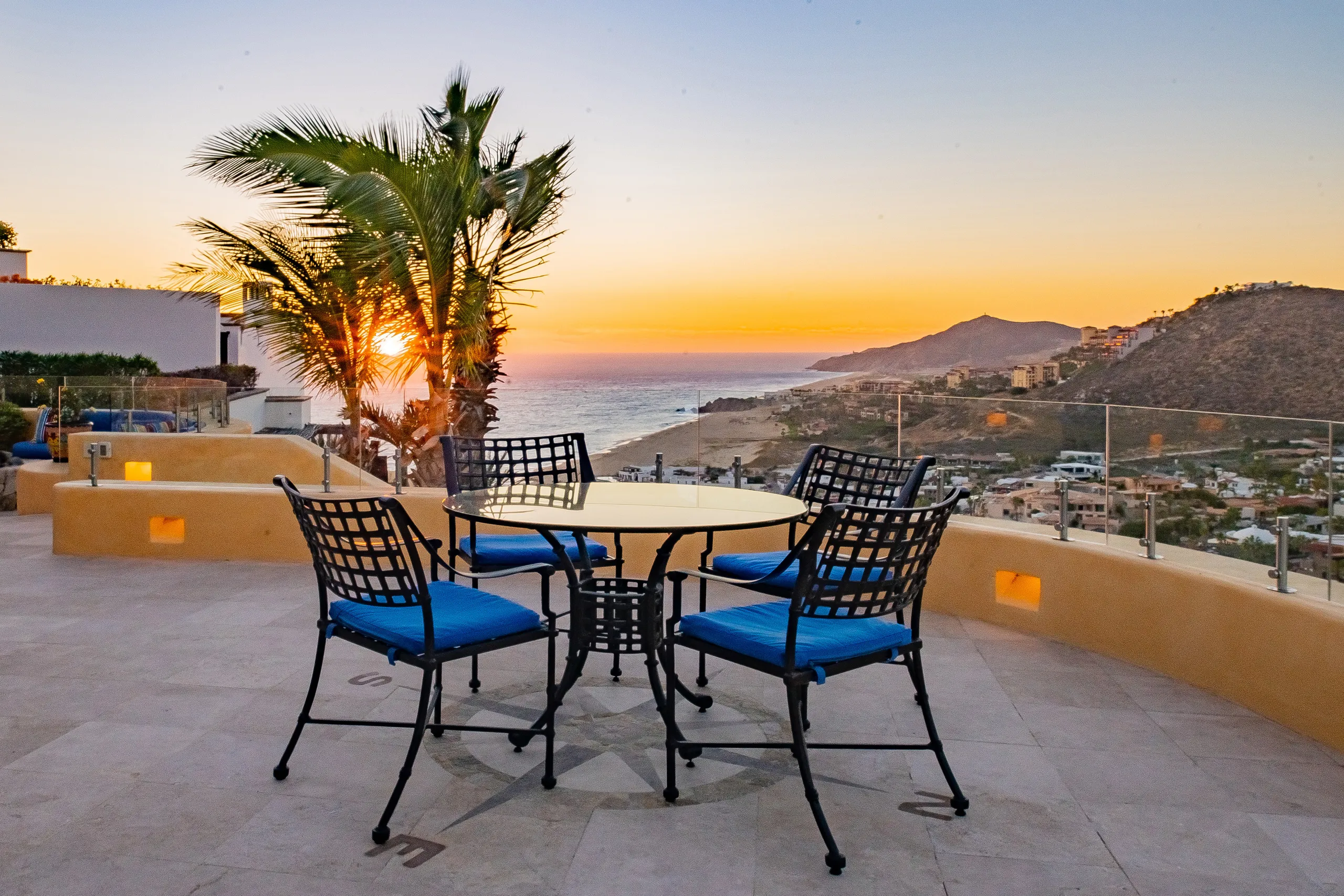 Sensational Hillside Villa with Infinity Pool and Expansive Views — photograph 4