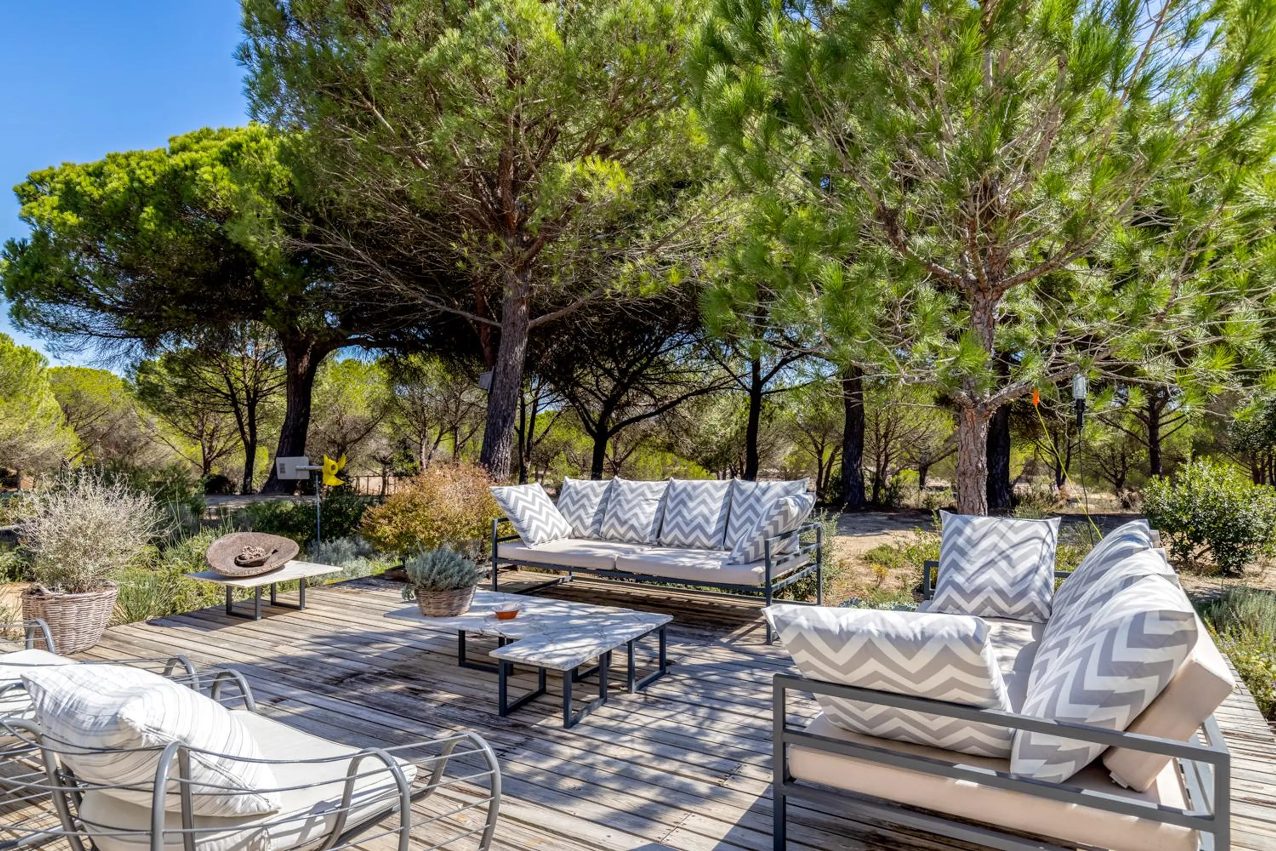 Contemporary Cork Oak Forest Villa with Infinity Pool and Veranda — photograph 5