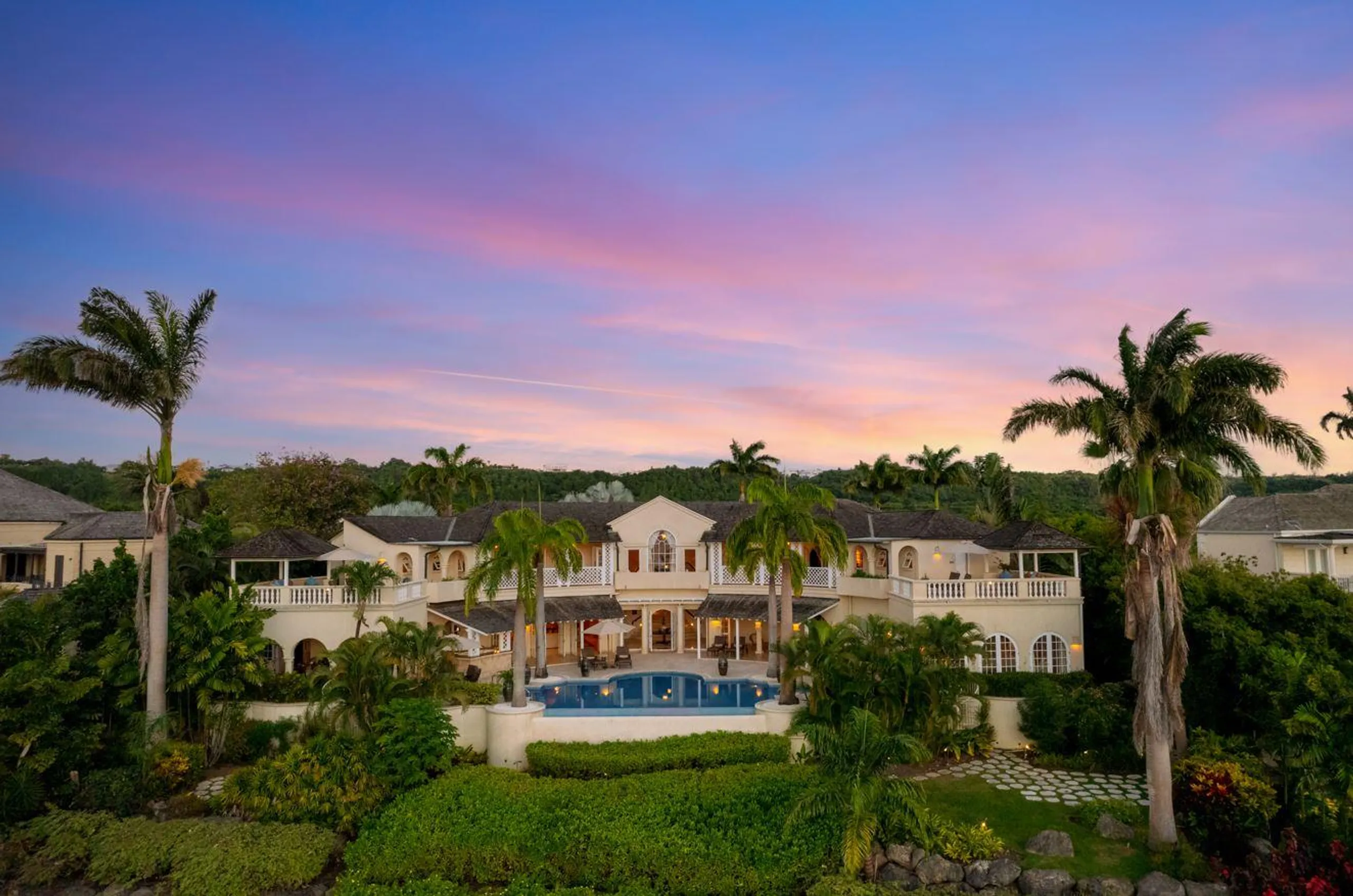 Breathtakingly Beautiful Villa with Wrap-Around Terrace Infinity Pool and Caribbean Sea Views — photograph 2