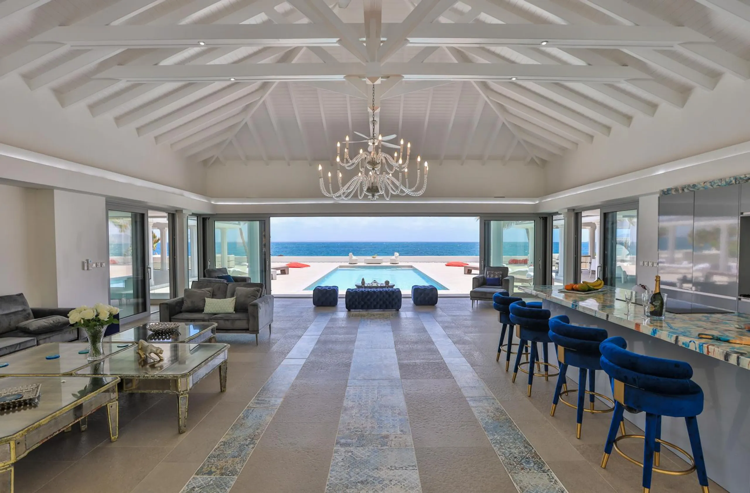 Pristine 5 BR Luxe Oceanfront Escape with Private Pool, Fitness Room and Stunning Views — photograph 7