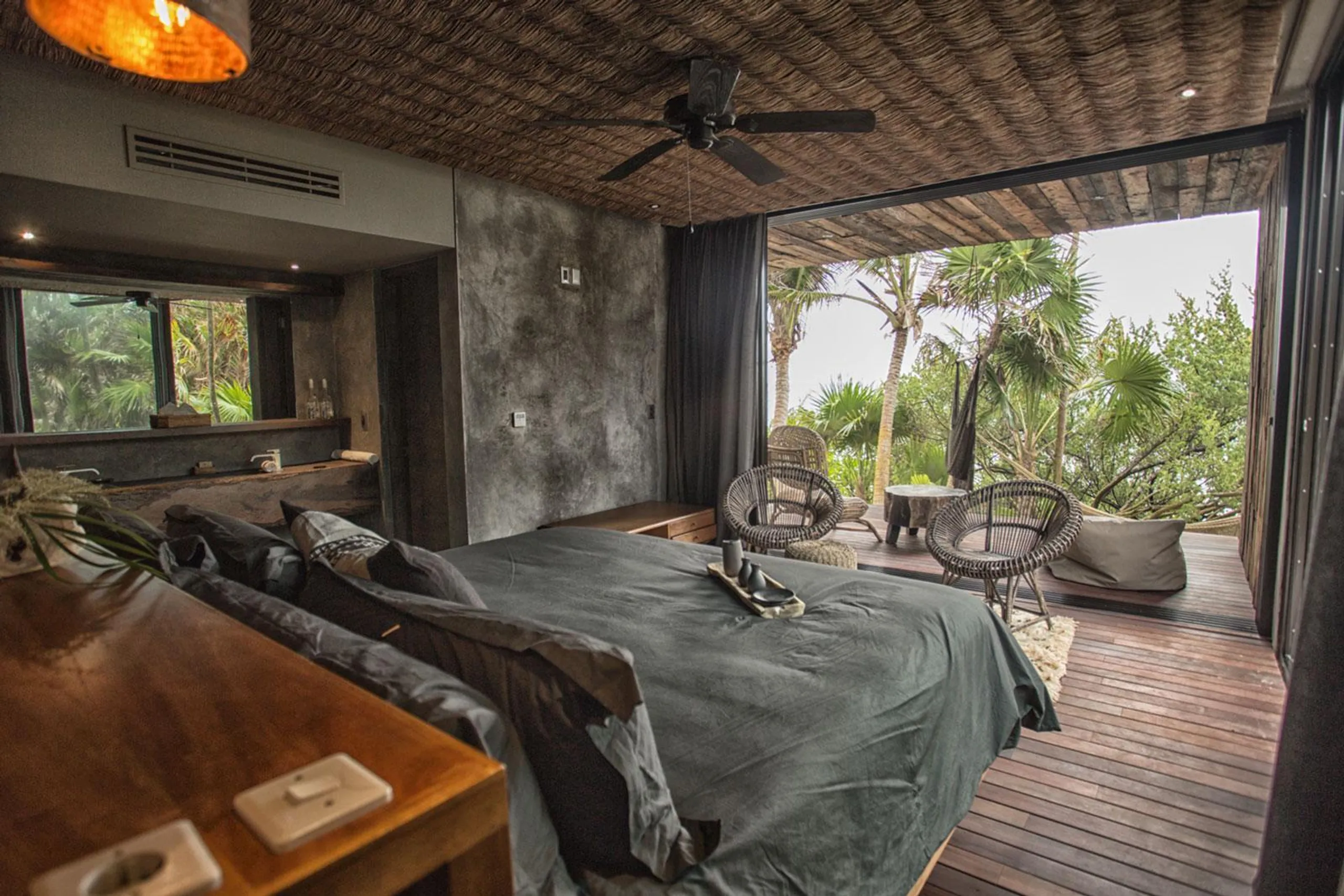 Private and Secluded Captivating Eco-Luxe Villa with Pool and Ocean Views — photograph 9
