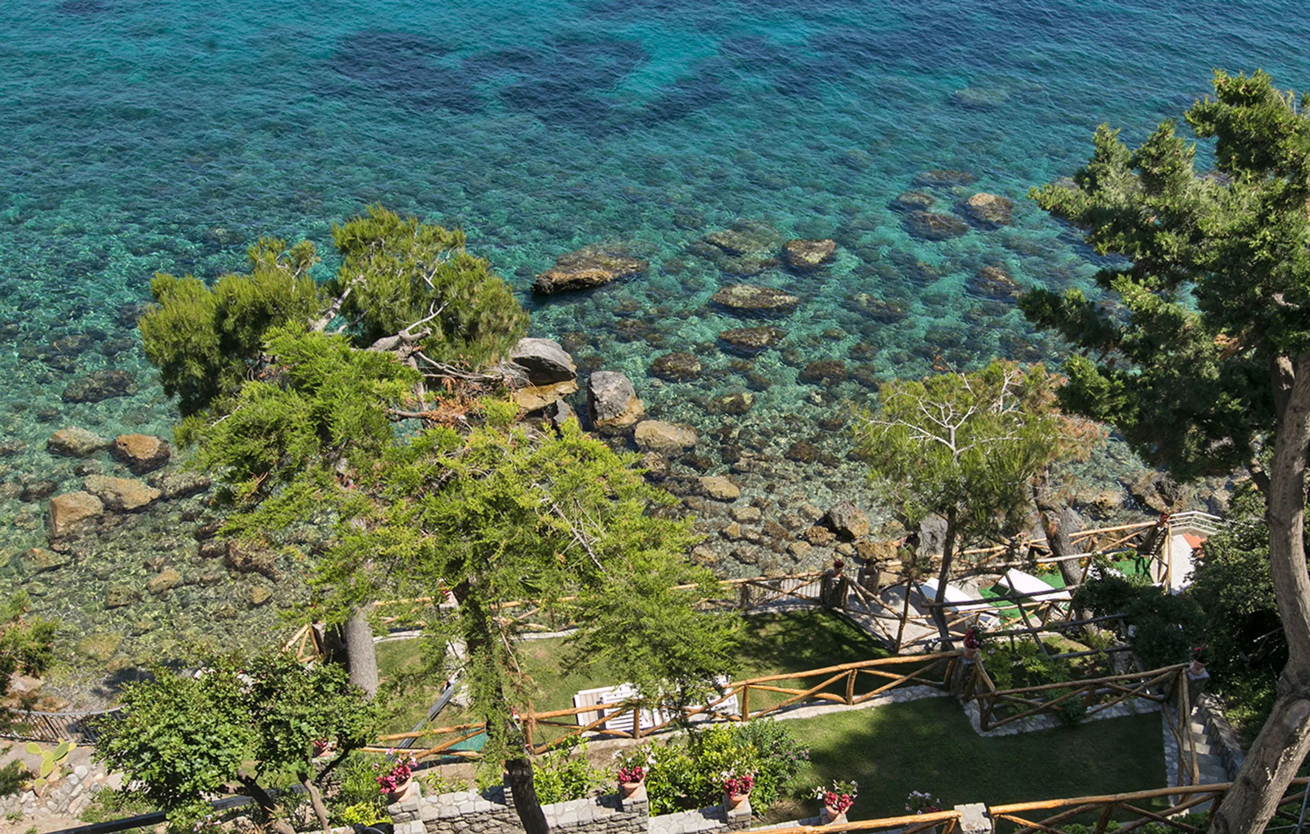 Majestic Seafront Sanctuary with Infinity Pool and Private Beach Access — photograph 7