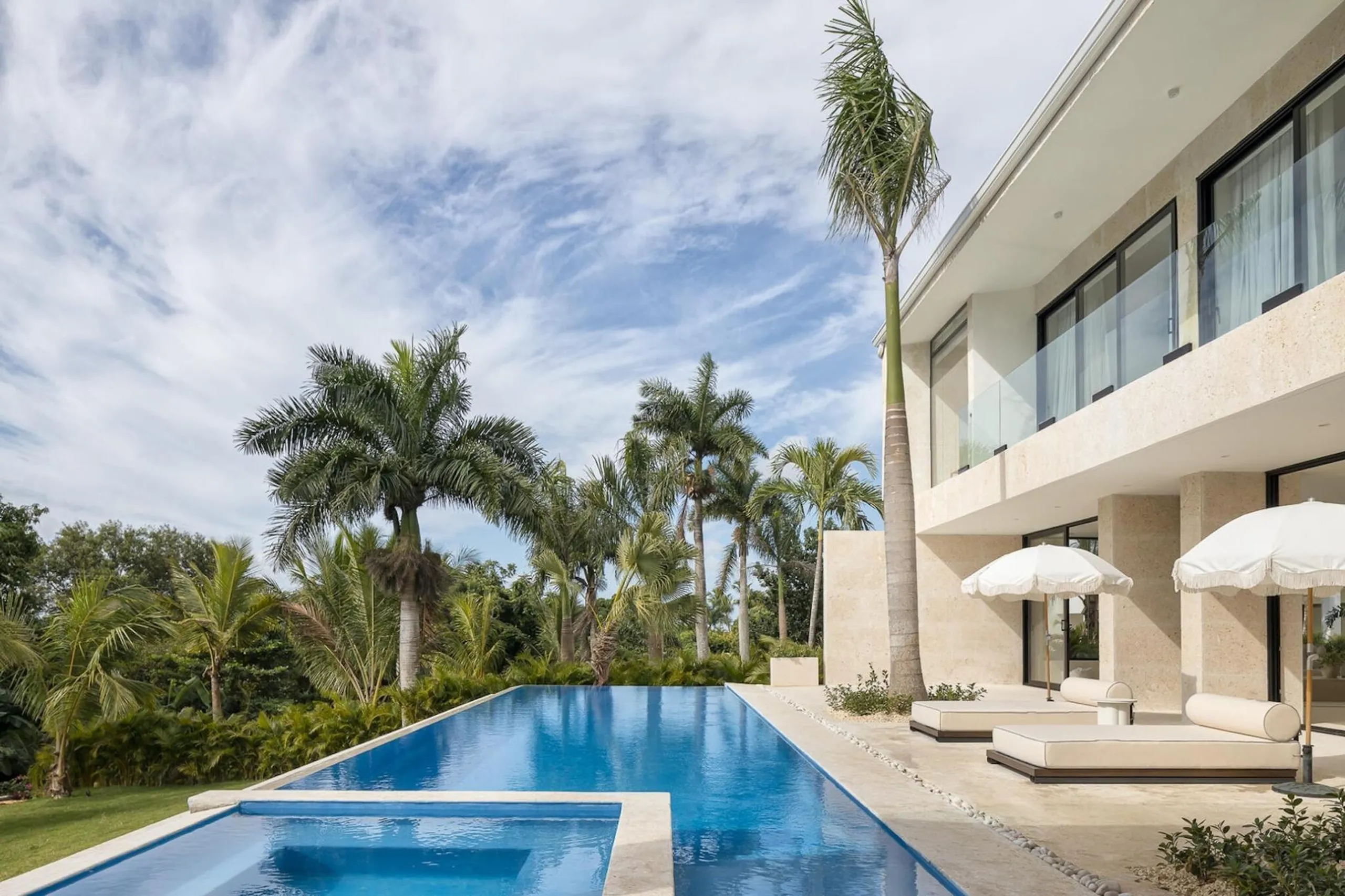 Splendid Contemporary Villa with Private Infinity Pool and Ocean Views, La Romana