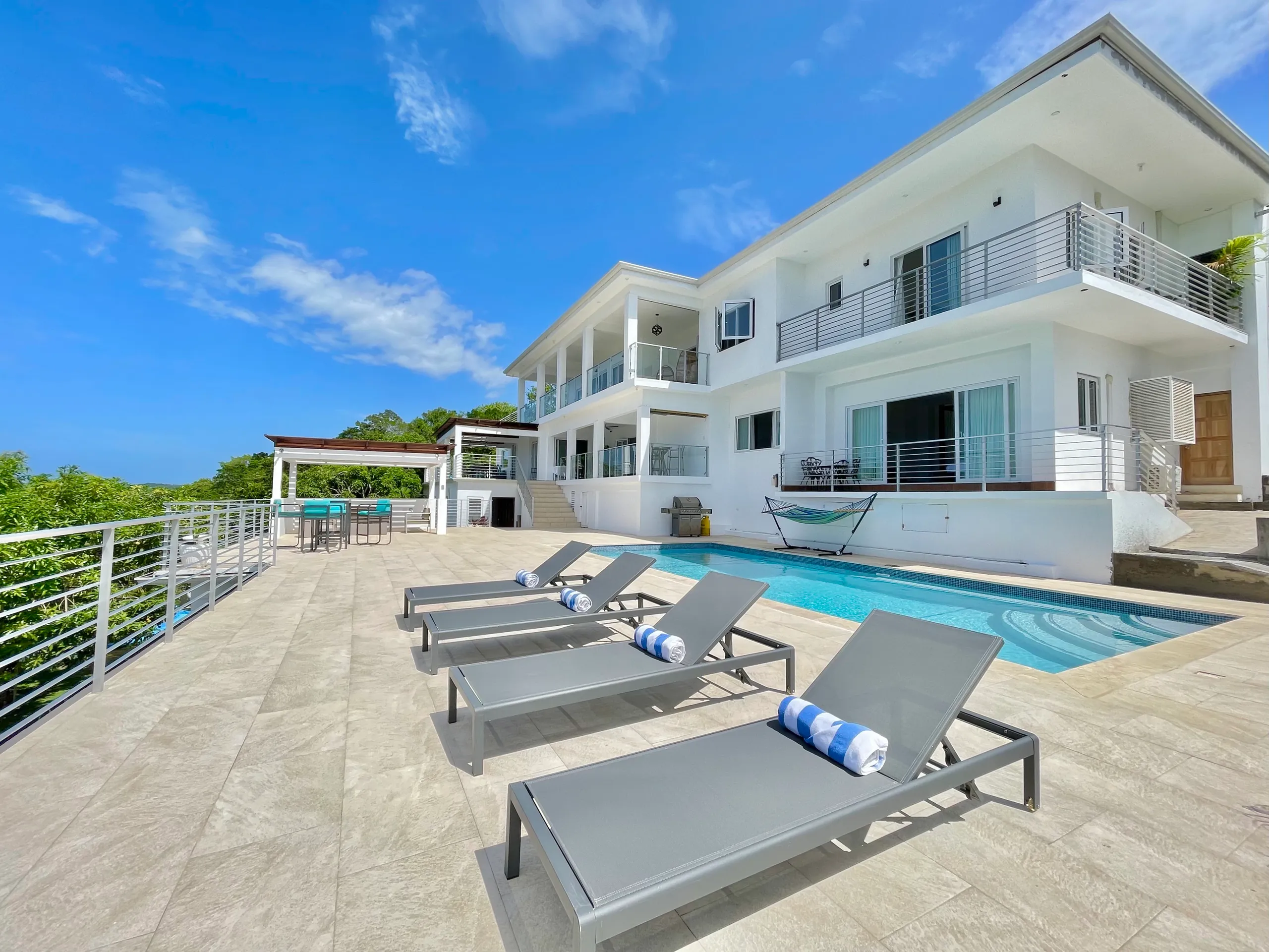Lovely 5-Bedroom Villa in Oracabessa with Private Pool, Panoramic Sea Views and Lush Landscaped Grounds — photograph 3