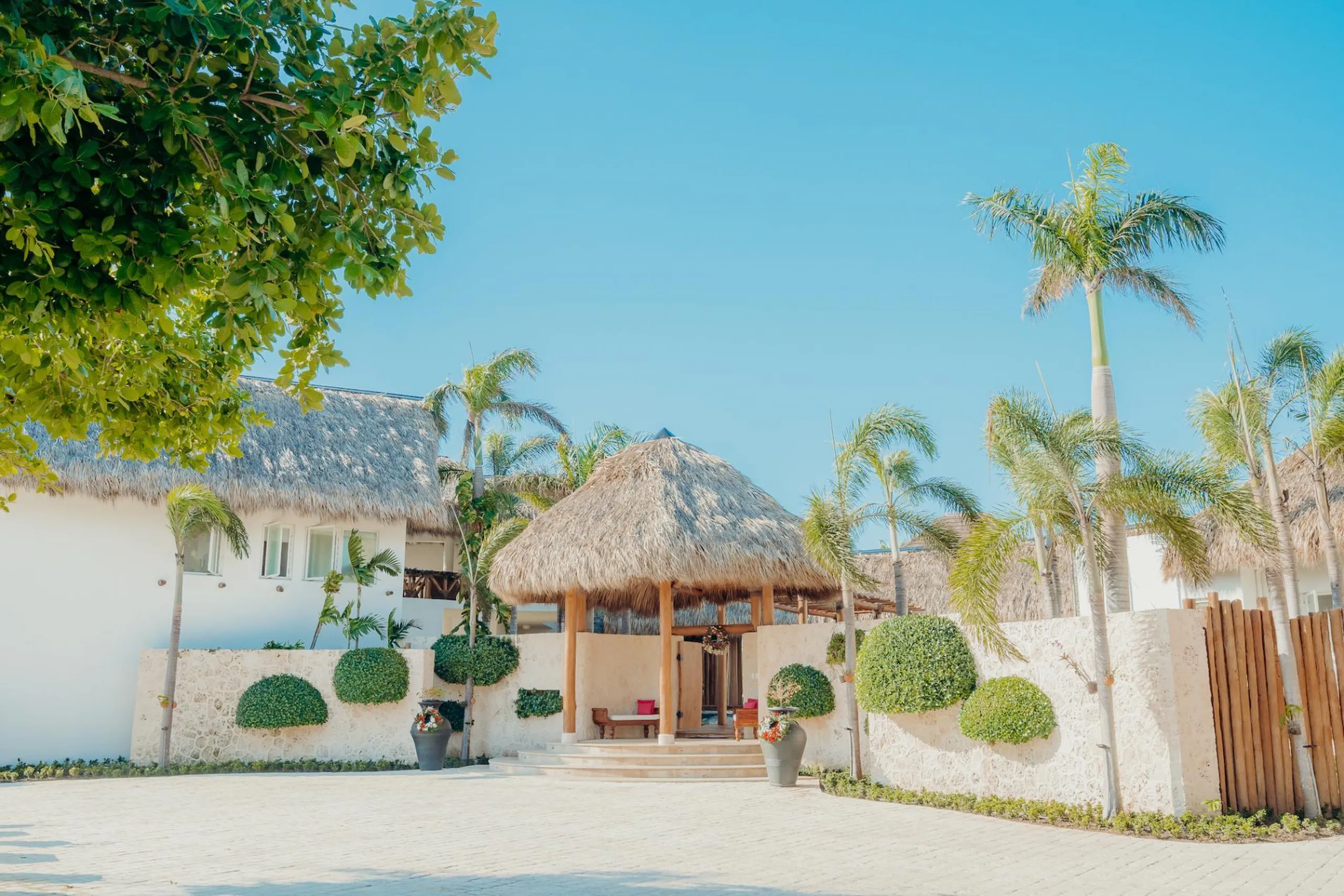 Radiant Punta Cana Estate with Unique Private Pool, Jacuzzi, and Panoramic Views — photograph 10