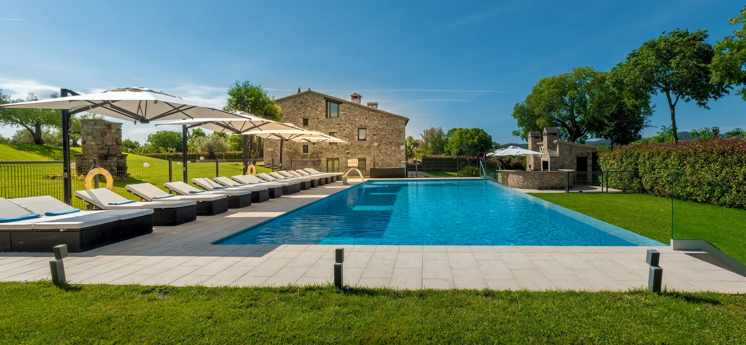 Stunning Costa Brava Villa with Incredible Pool and Views — photograph 3